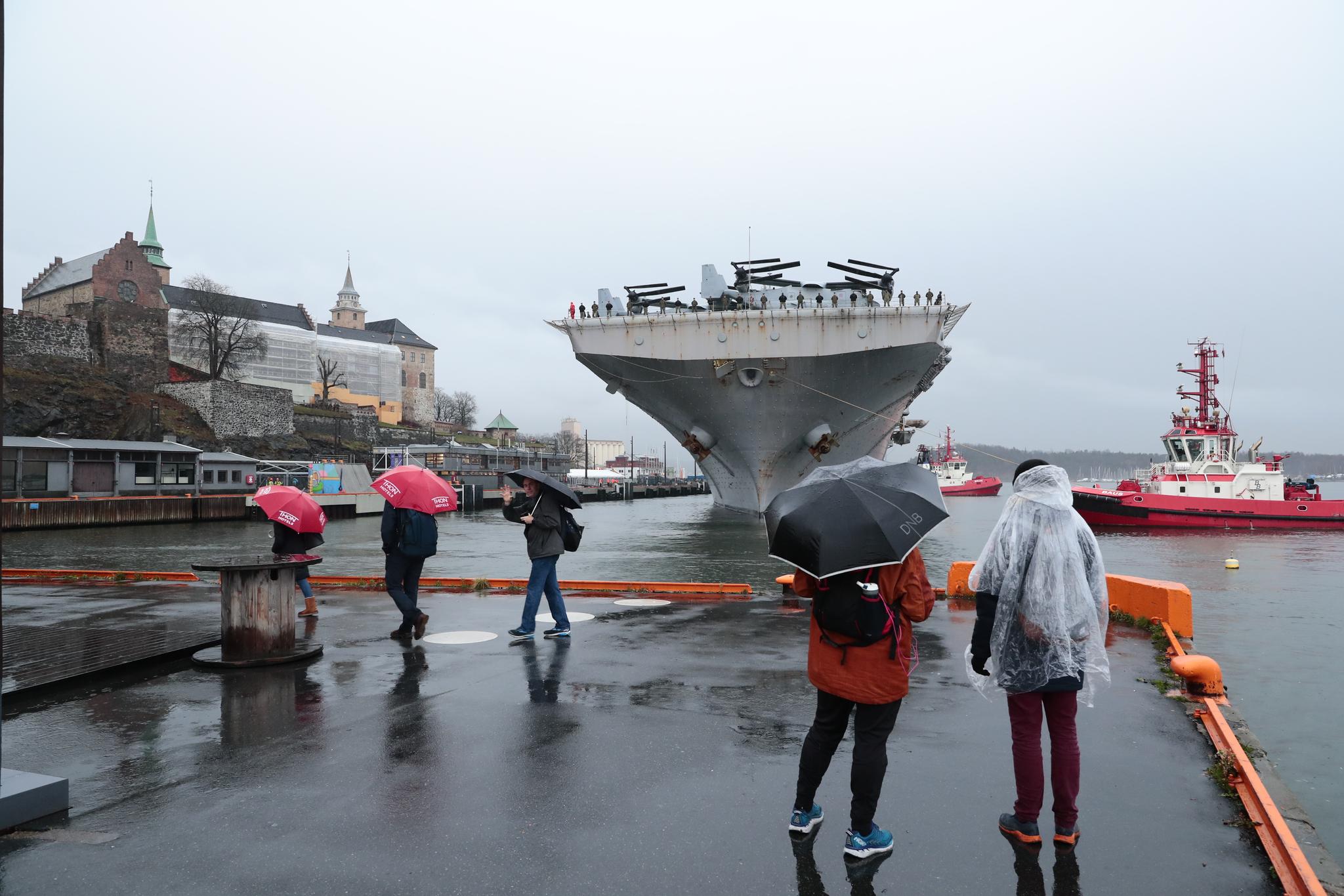 Selv om det regnet, var flere personer til stede ved cruiseterminalen da USS Iwo Jima ankom Oslo tirsdag.