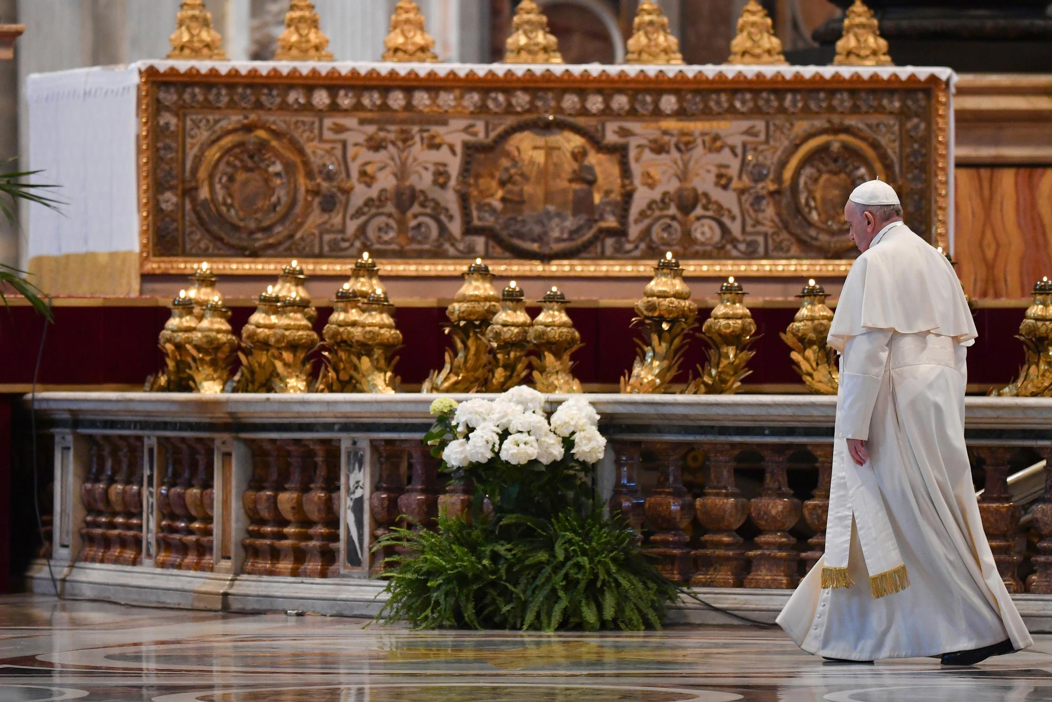 Pave Frans holdt messe i en nesten tom Peterskirken som følge av tiltak som skal hindre koronasmitte. 