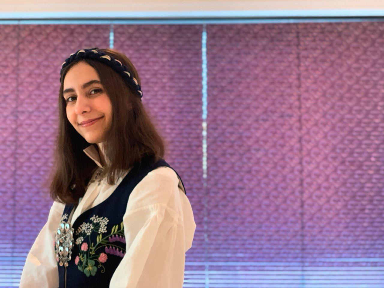 Ayna Mousavi (18)