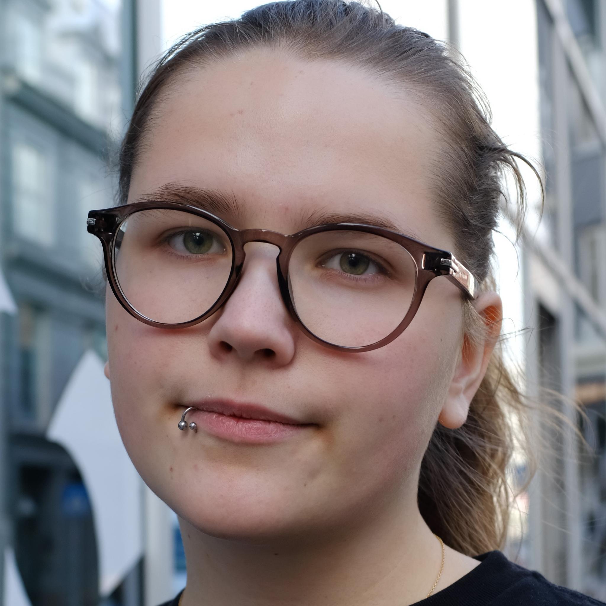Victoria Galåen (19)