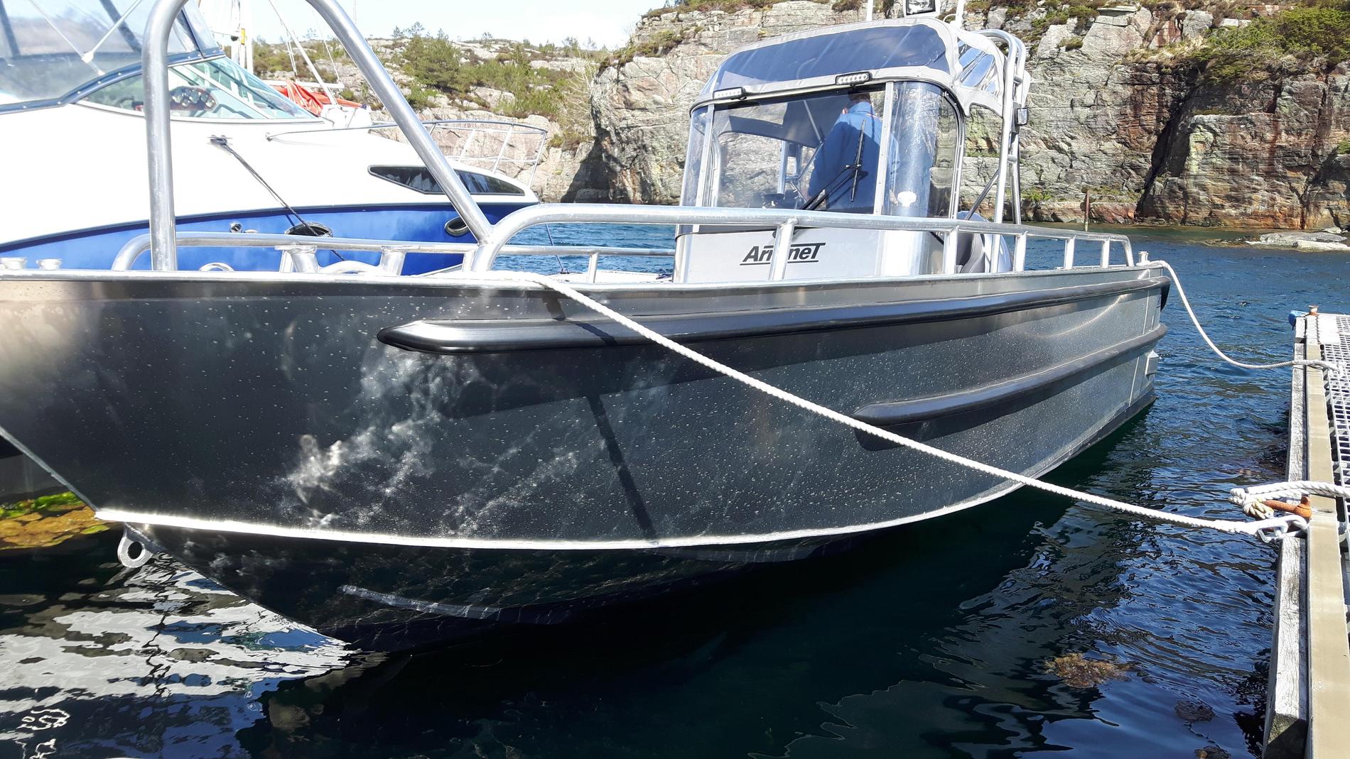 STJÅLET: Mannen stjal denne 23 fots aluminiumsbåten og stakk til havs. Han ble til slutt pågrepet av Kystvakten i  fire meter høye bølger. 