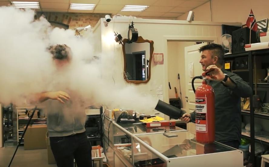 Brukthandler Gordon Natvig får virkelig testet brannslukningsapparatet i den første episoden av "Brukthandleren". Foto: YouTube