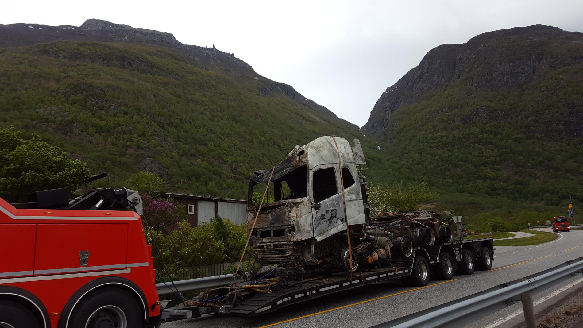 FJERNES: Vogntoget ble lørdag trukket til et verksted i Eidfjord, der havarikommisjonen og forsikringsselskapet skal undersøke det utbrente vraket. 