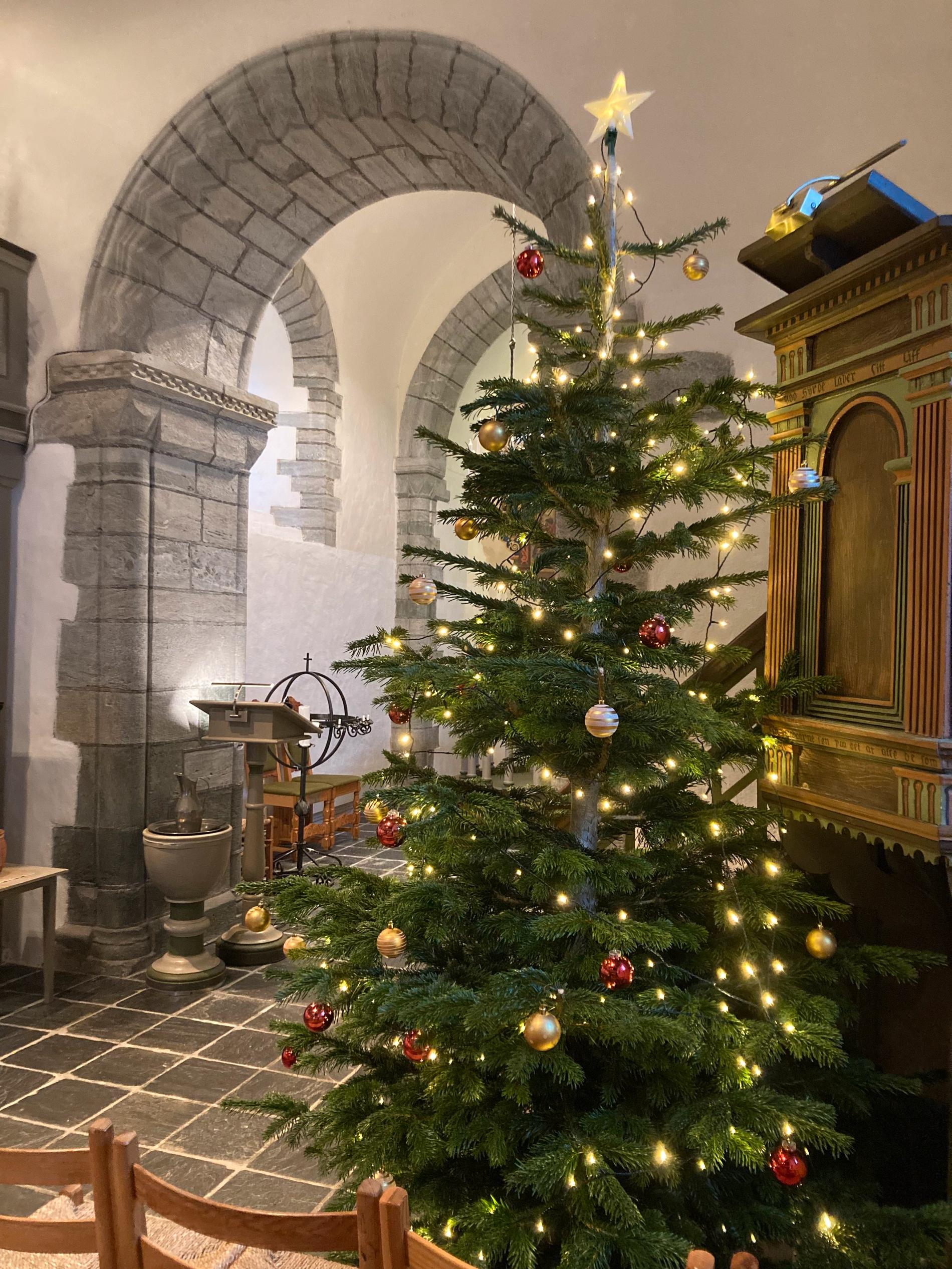 Fint pynta "ekte" juletre i kyrkja i Talgje.|Kirsti Esperås|Tone Østebø|Anne Gro Sandanger|Geir Olsen