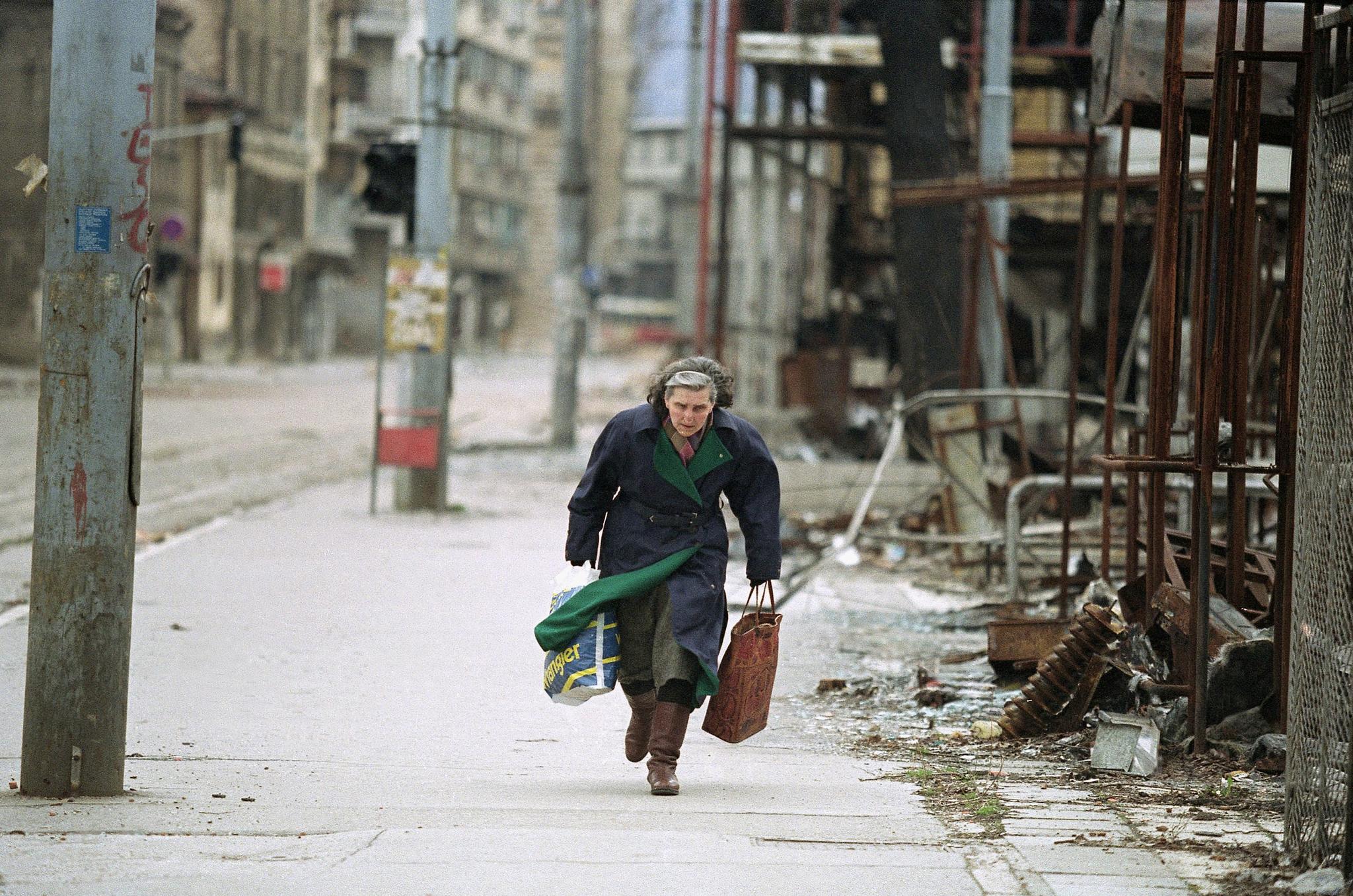 Sarajevo i 1993: En bosnisk kvinne løper nedover den såkalte Sniper Alley, snikskyttergaten.