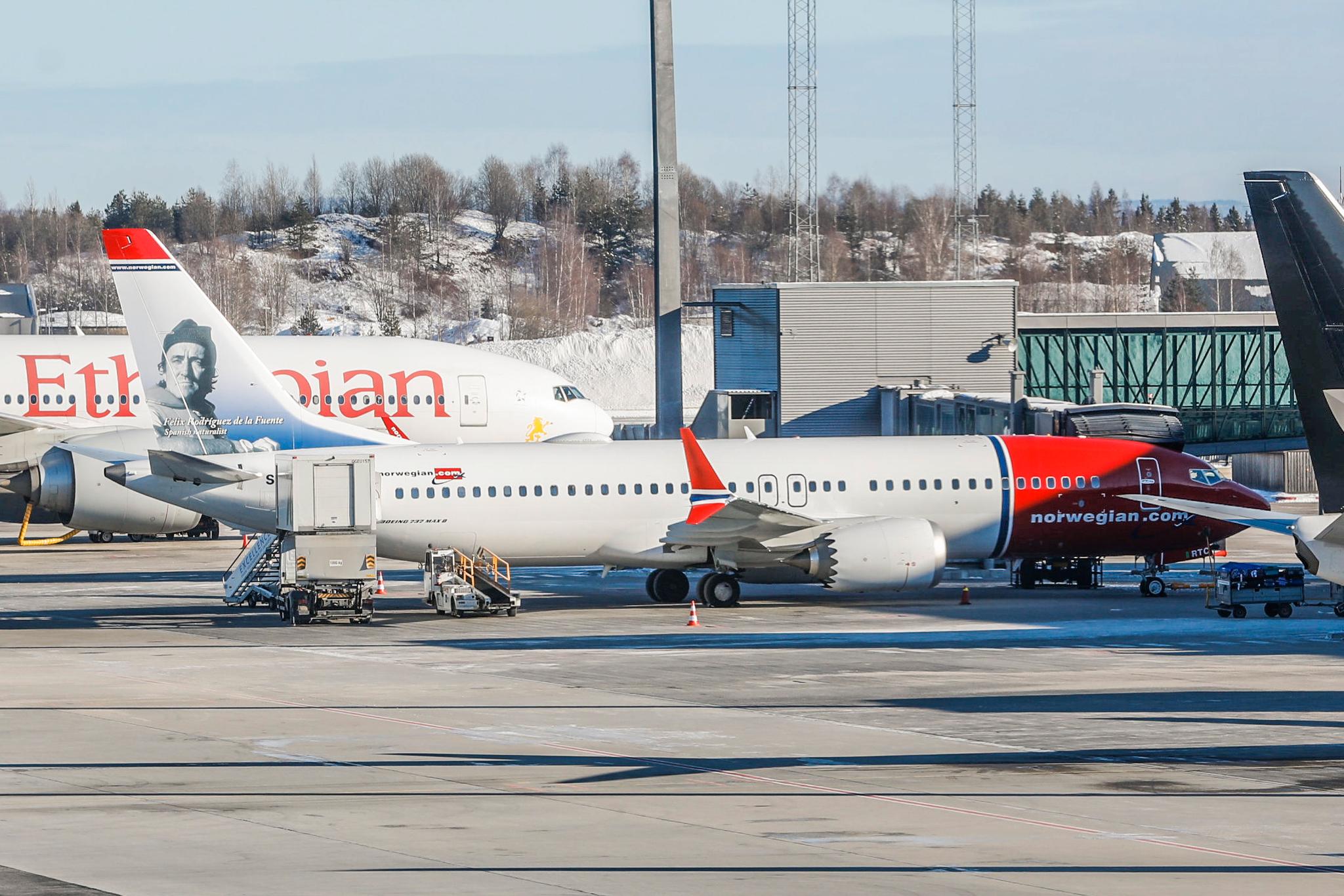 Norwegians nye Boeing 737 Max-fly kan få en klekkelig ekstratoll på toppen av prislappen dersom EU innfører en slik før flyene leveres. Et Boeing 737 MAX 8 fly fra Norwegian (SE-RTC) Félix Rodríguez de la Fuente ved gaten på Oslo lufthavn. (Illustrasjonsfoto) 