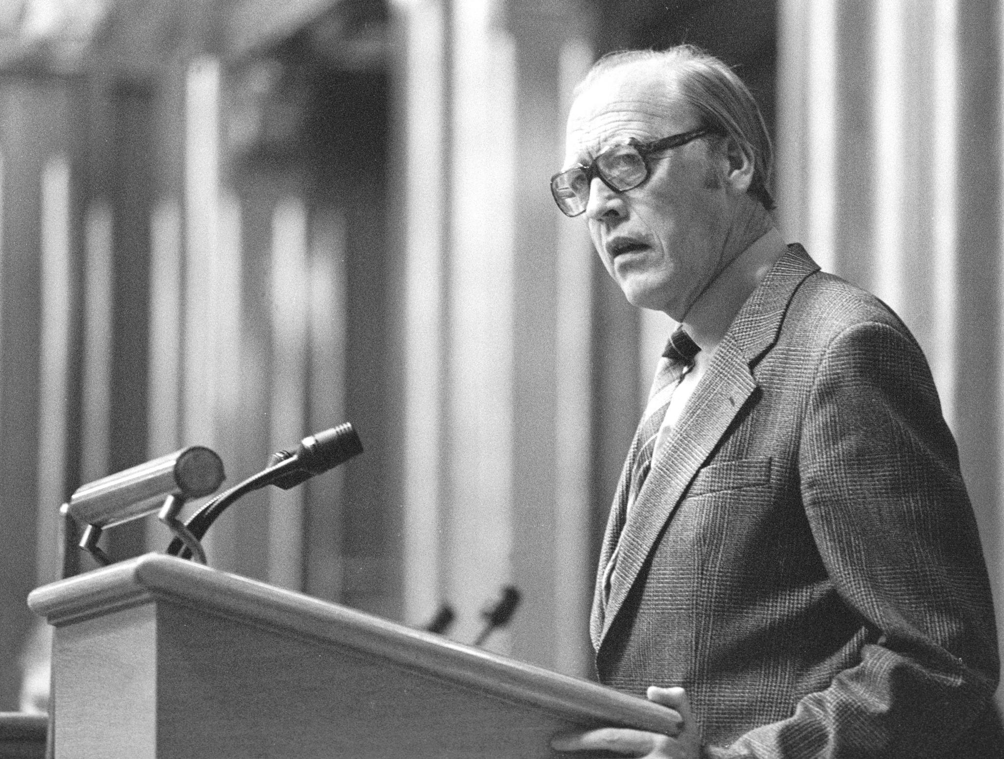 Statsminister Odvar Nordli (Ap) under sitt innlegg i trontaledebatten i 1980 i Stortinget.