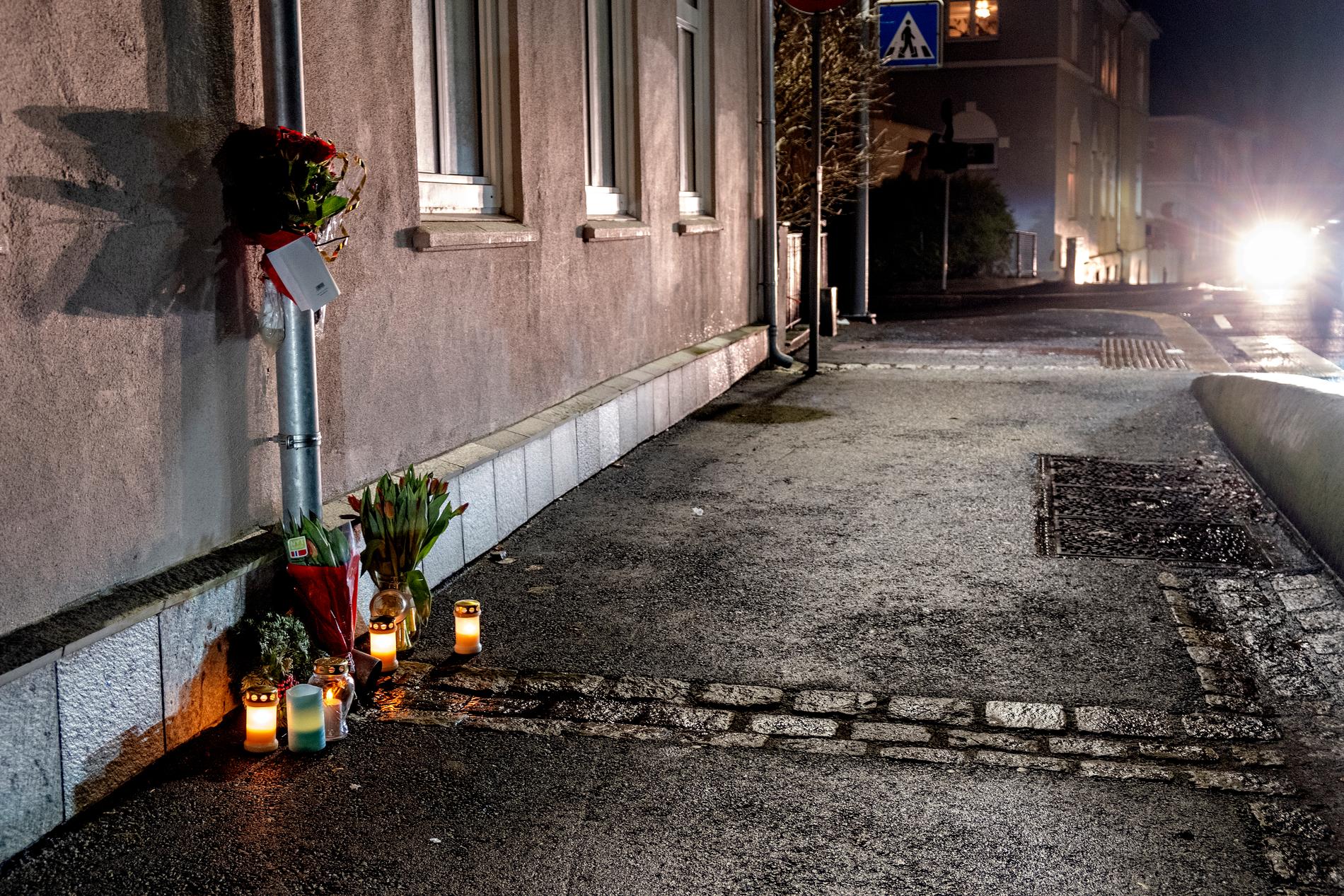 Blomster og lys i Ibsens gate etter at dødsfallet ble kjent.