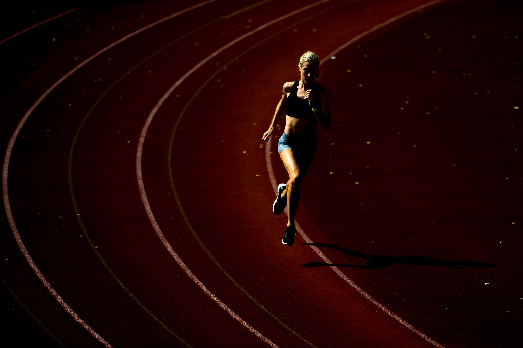  28. juli: Baneløper Karoline Bjerkeli Grøvdal bader i sol og skygge under egentreningen på Sognsvann få dager før friidretts-VM i London.