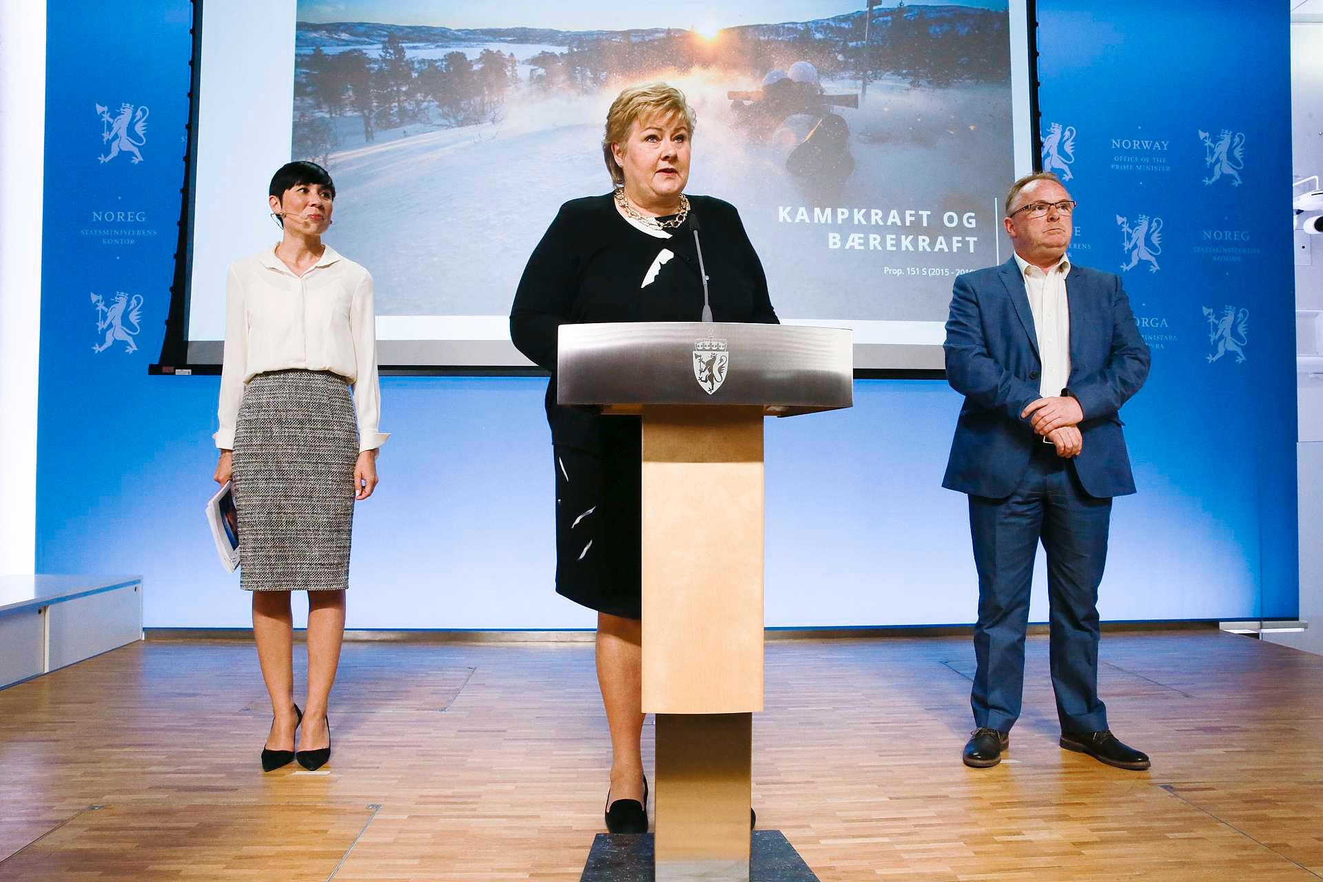 Regjeringen legger frem sitt forslag til ny langtidsplan for Forsvaret. Ine Eriksen Søreide t.v., statsminister Erna Solberg og Frp-statsråd Per Sandberg til høyre.