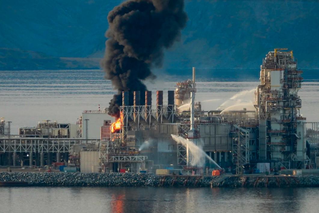 Det brant i en turbin i Equinors produksjonsanlegg for gass på Melkøya utenfor Hammerfest mandag. Petroleumstilsynet omtaler hendelsen som en av de mest alvorlige i norsk petroleumshistorie.
Foto: Bjarne Halvorsen / NTB