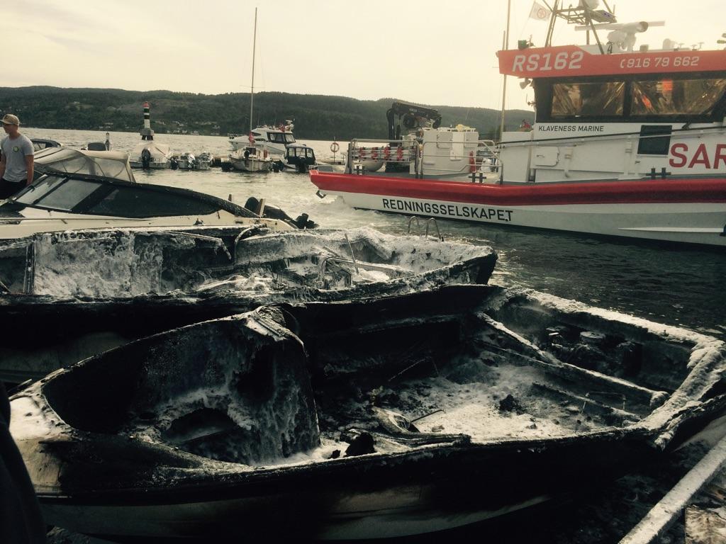 Båtene var utbrent, og en sank på stedet etter brannen.