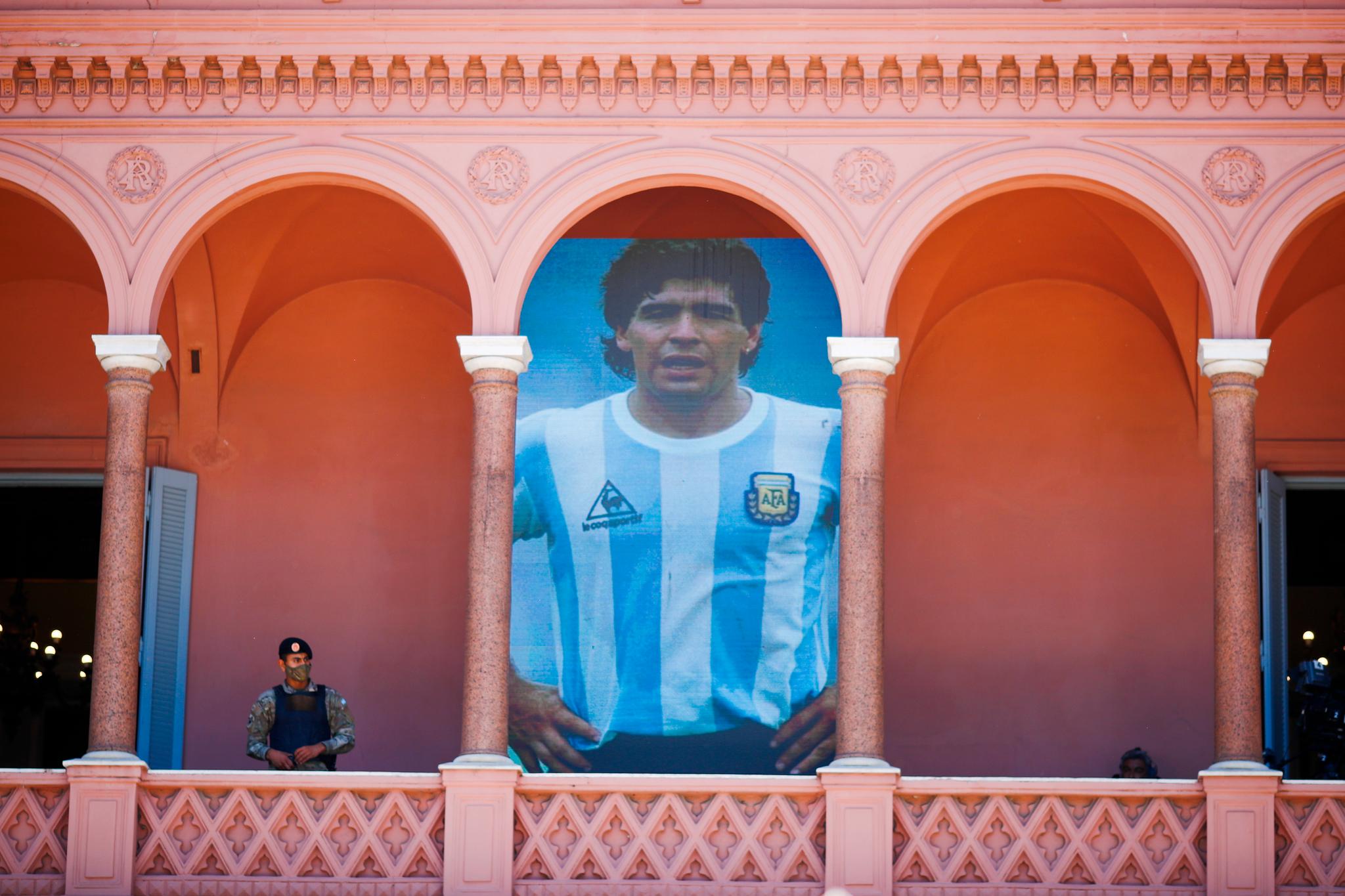 Bilder fra Diego Maradonas karriere ble projisert på veggen i presidentpalasset mens store folkemengder ventet på å komme inn i palasset der den døde fotballegenden lå på lit de parade. 