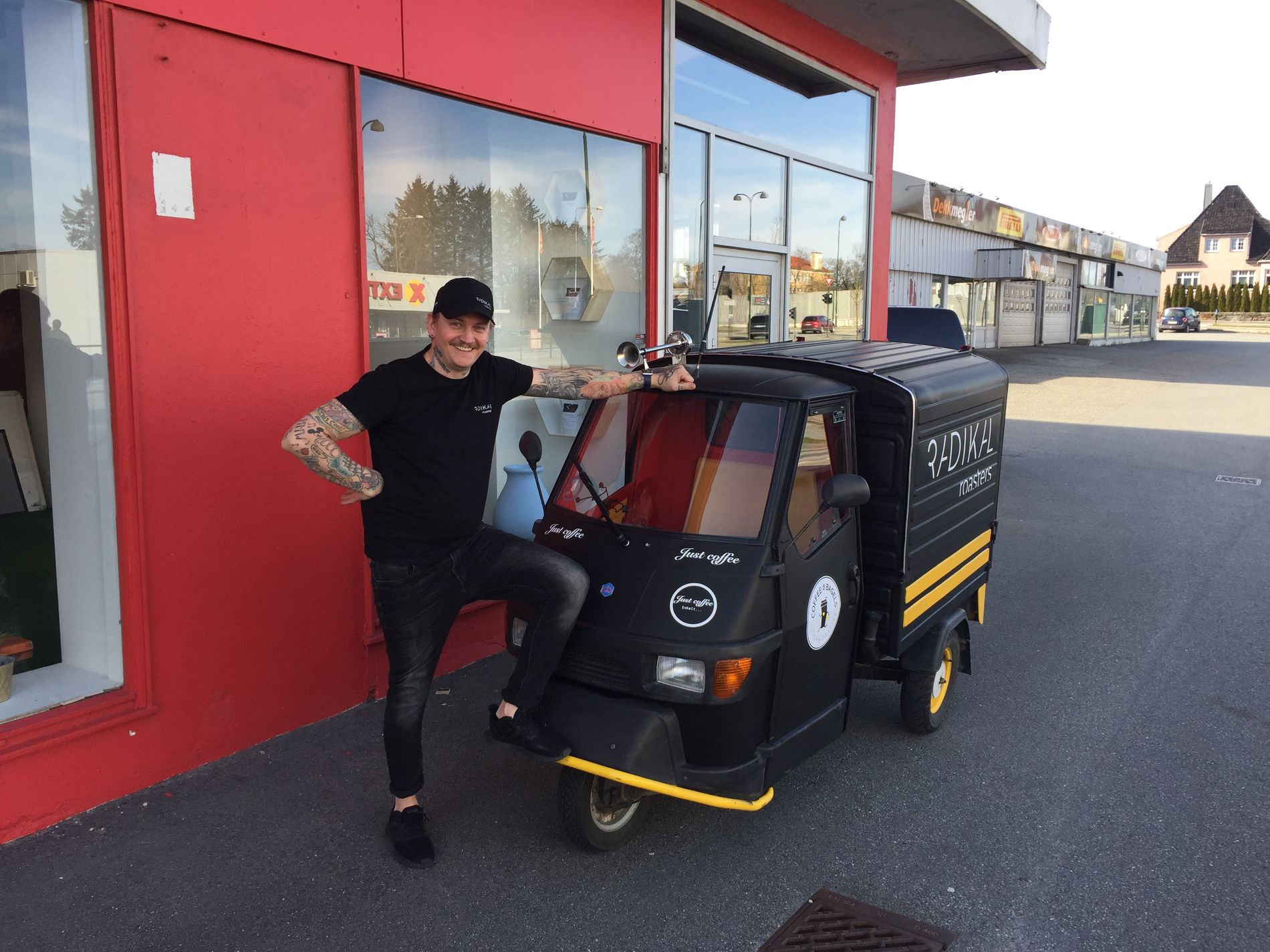 I pick up/to go-tiden har Wikström, etter sigende, byens frekkeste moped-levering.