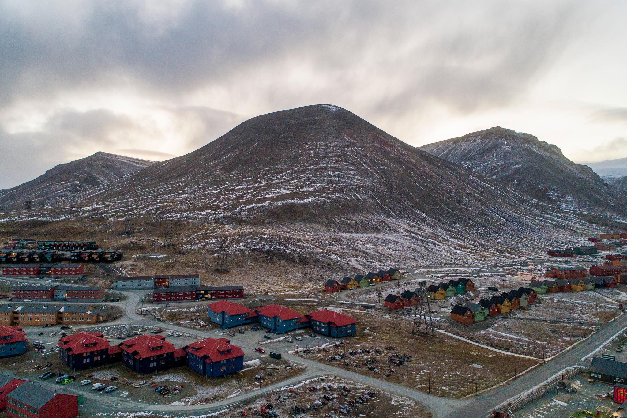 Bebyggelsen som evakueres, ligger ved foten av fjellet Sukkerbiten i  Longyearbyen på Svalbard. 