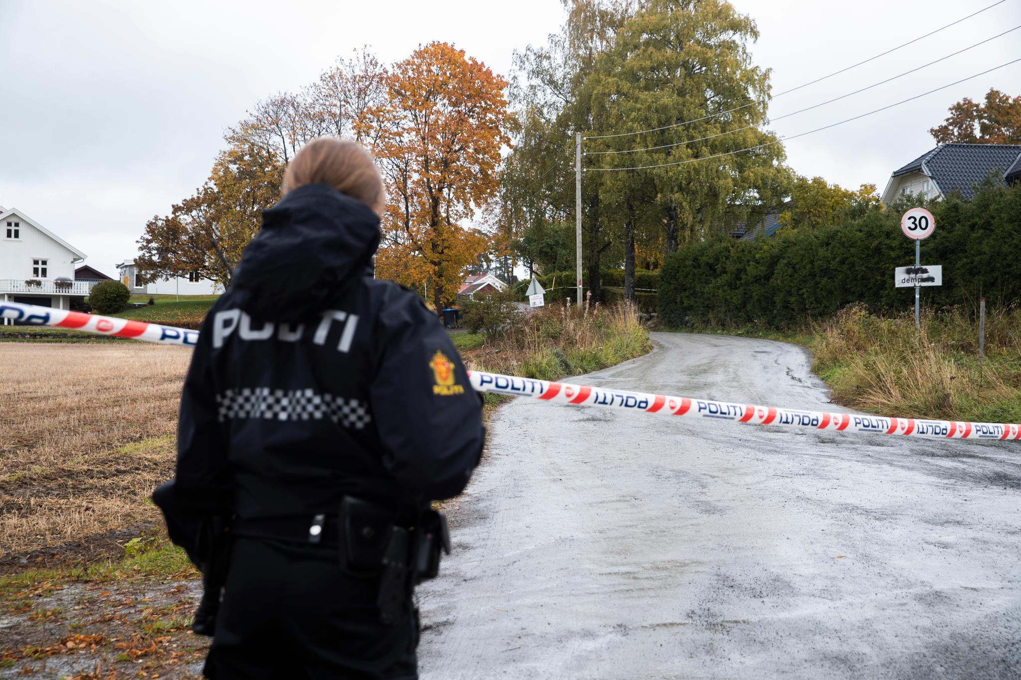 Politisperringer ved boligen der hendelsen fant sted på Kapp i Østre Toten kommune. 