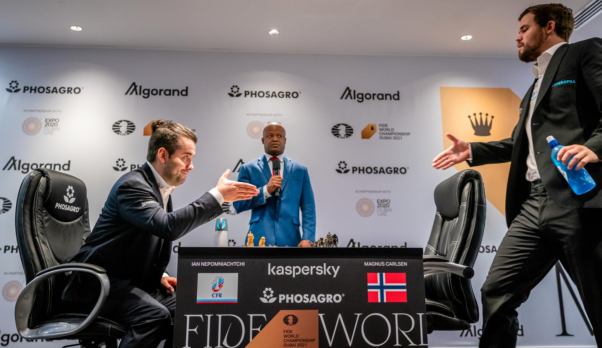 SPILLER REMIS: Foreløpig er det blitt tre partier uten avgjørelse mellom Jan Nepomnjasjtsjij (t.v.) og Magnus Carlsen. Her er de foran det tredje partiet i Dubai.