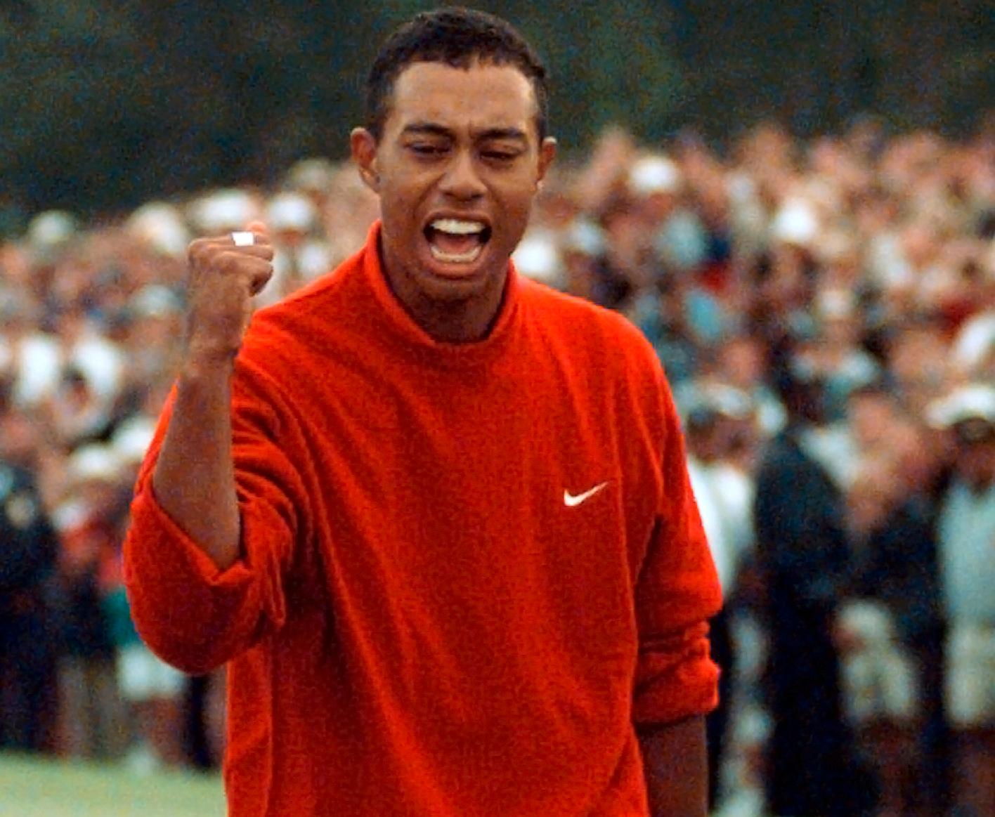 1997: Tiger Woods med knyttet hånd i jubel over seier.