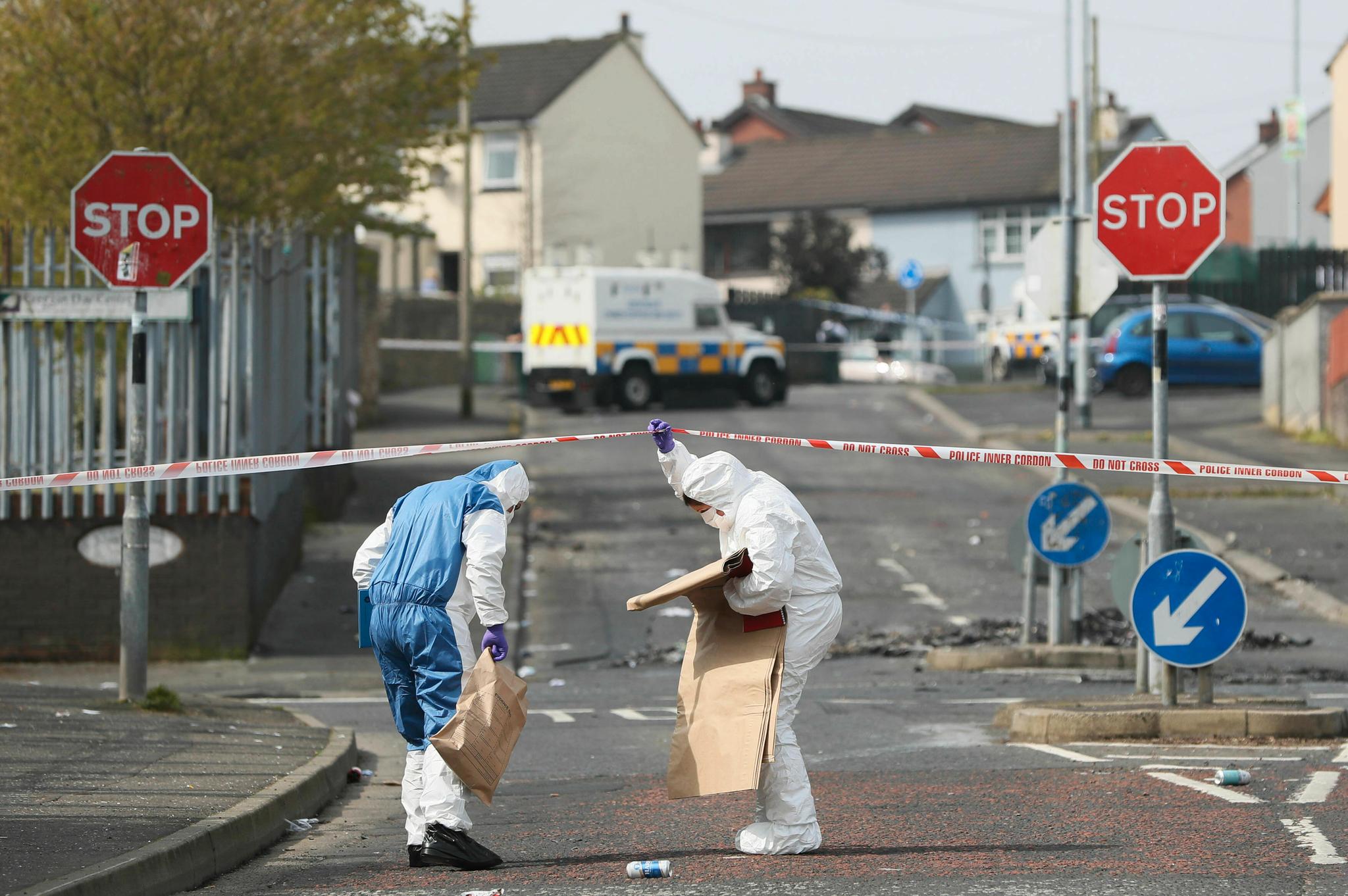 Politiet har sperret av området der skytingen og opptøyene fant sted i Derry.