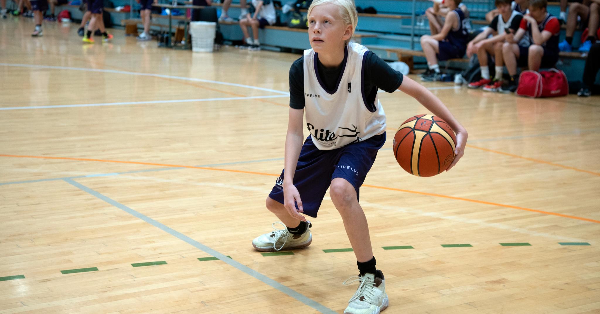 Brando (13) dro fra Los Angeles til Bergen for å delta på basket­camp med NBA-trenere