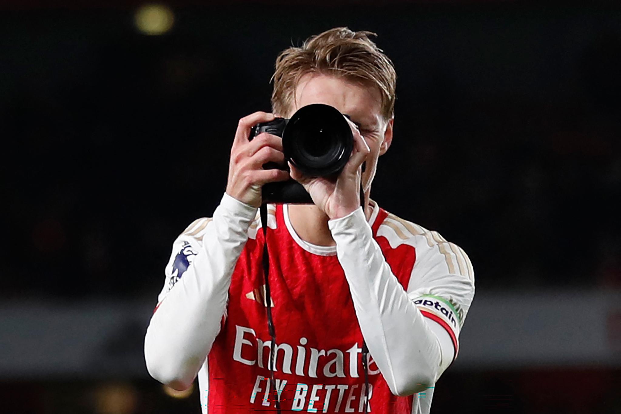 Martin Ødegaard lånte kameraet til den offisielle Arsenal-fotografen etter seieren mot Liverpool i februar.