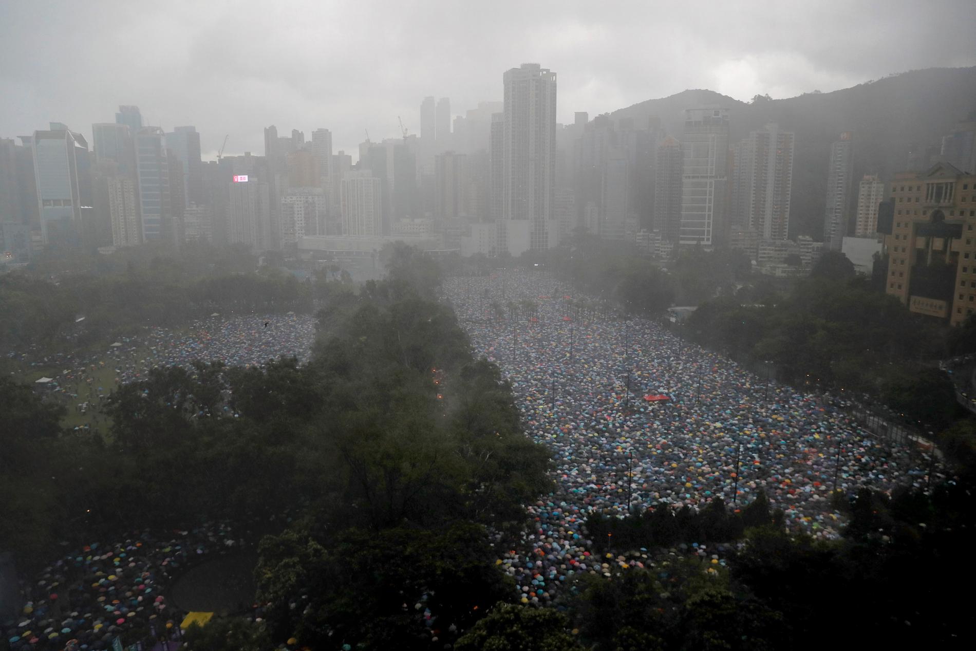 TITUSENER: Titusenvis av mennesker fylte Victoria Park i den fredelige massemønstringen i Hongkong søndag. 