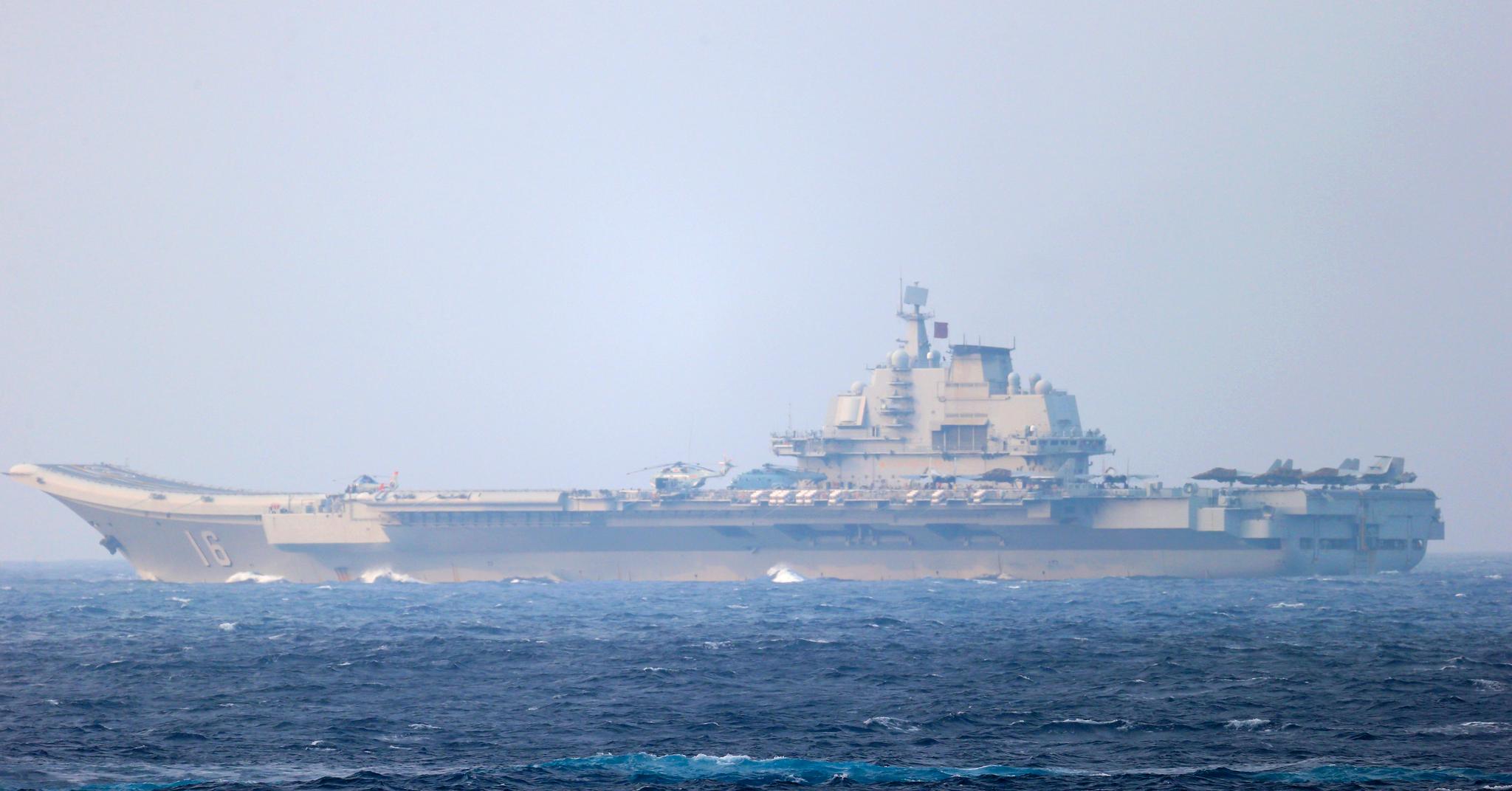 Japan offentliggjorde 4. april dette bildet av det kinesiske hangarskipet Liaoning. Det seiler her nær Okinawa i Japan.