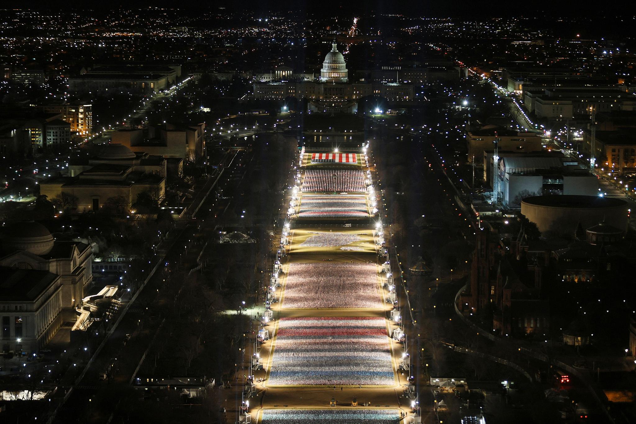 Omkring 200.000 flagg er opplyst på National Mall i forkant av innsettelsen av Joe Biden i Washington, D.C.