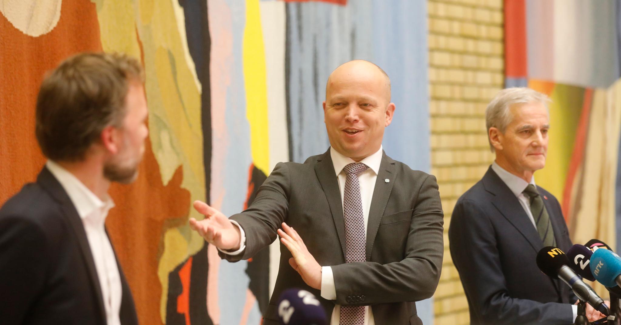 SV-leder Audun Lysbakken (til venstre) la mandag frem avtalen om statsbudsjettet for 2022 sammen med finansminister Trygve Slagsvold Vedum, Sp, og statsminister Jonas Gahr Støre, Ap (til høyre).