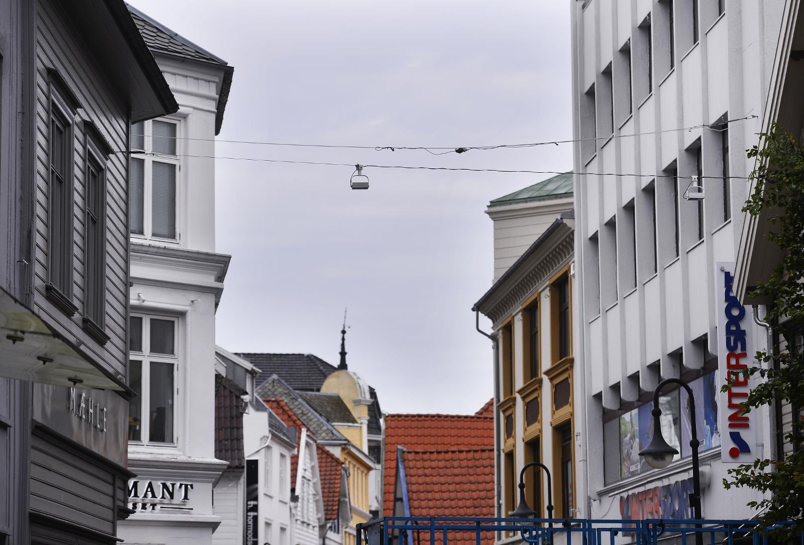 Boksen som henger over inngangen til Østervåg i Stavanger Sentrum er én av flere som teller antall hoder som beveger seg rundt i bygatene - og når. Disse viser at trafikken i sentrum øker.