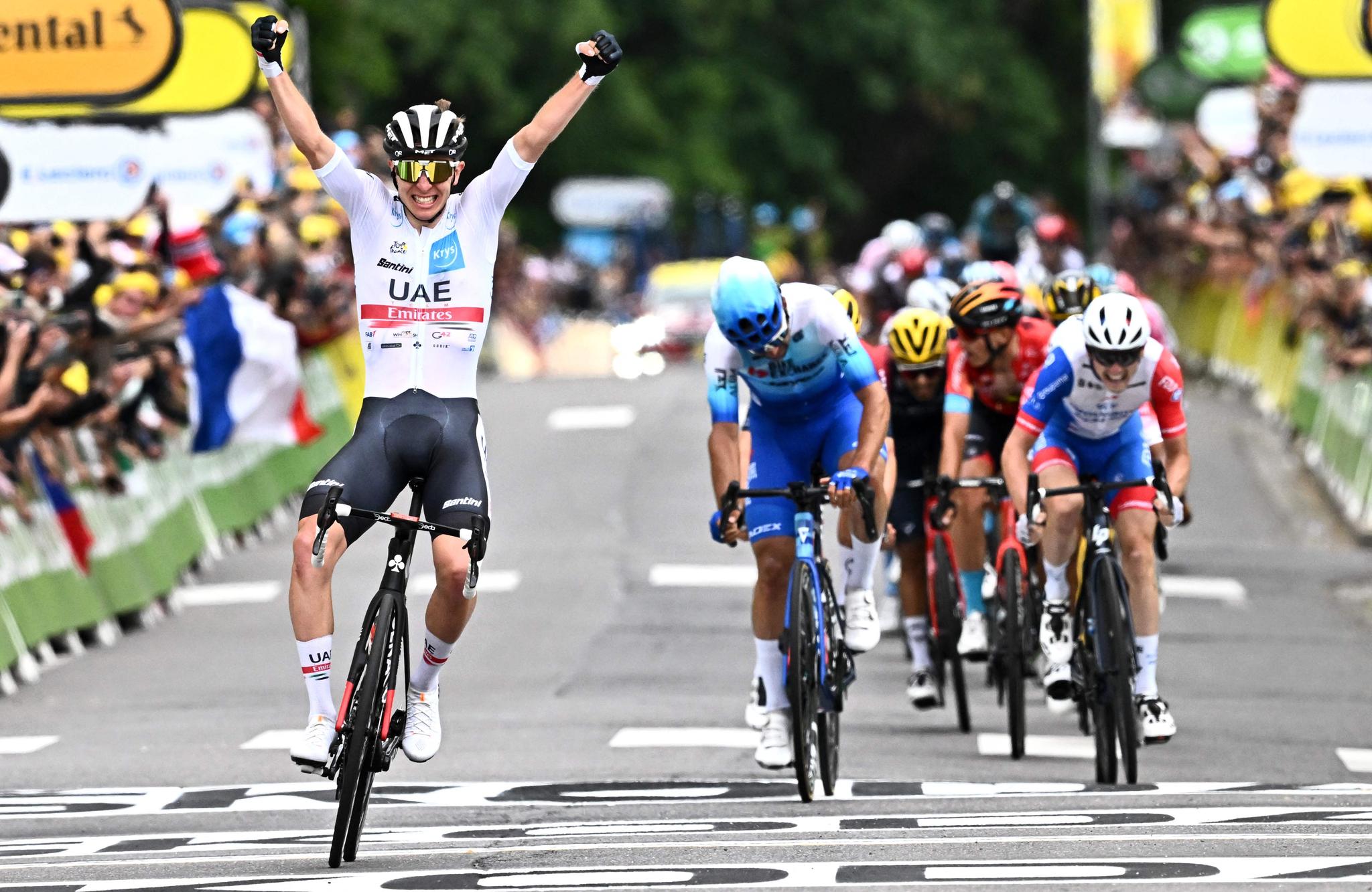 ETAPPEVINNER OG GUL TRØYE: Tadej Pogacar jublet etter årets lengste Tour de France-etappe. Etappe til Longwy var på 219,9 kilometer.