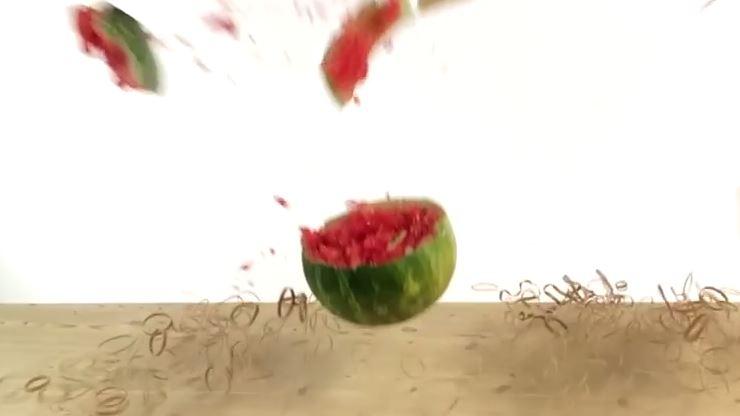 En drøss gummistrikk er det eneste du trenger for å sprenge en vannmelon. Foto: Skjermbump