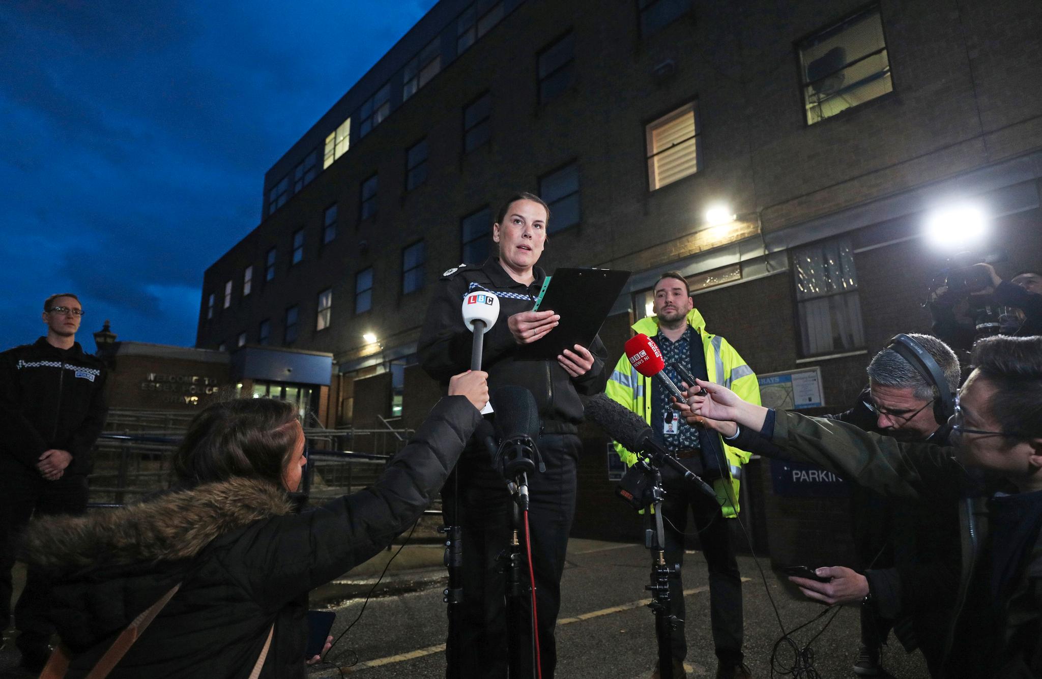 Politiinspektør Pippa Mills holder pressekonferanse utenfor Grays politistasjon i Essex fredag kveld. Foto: 