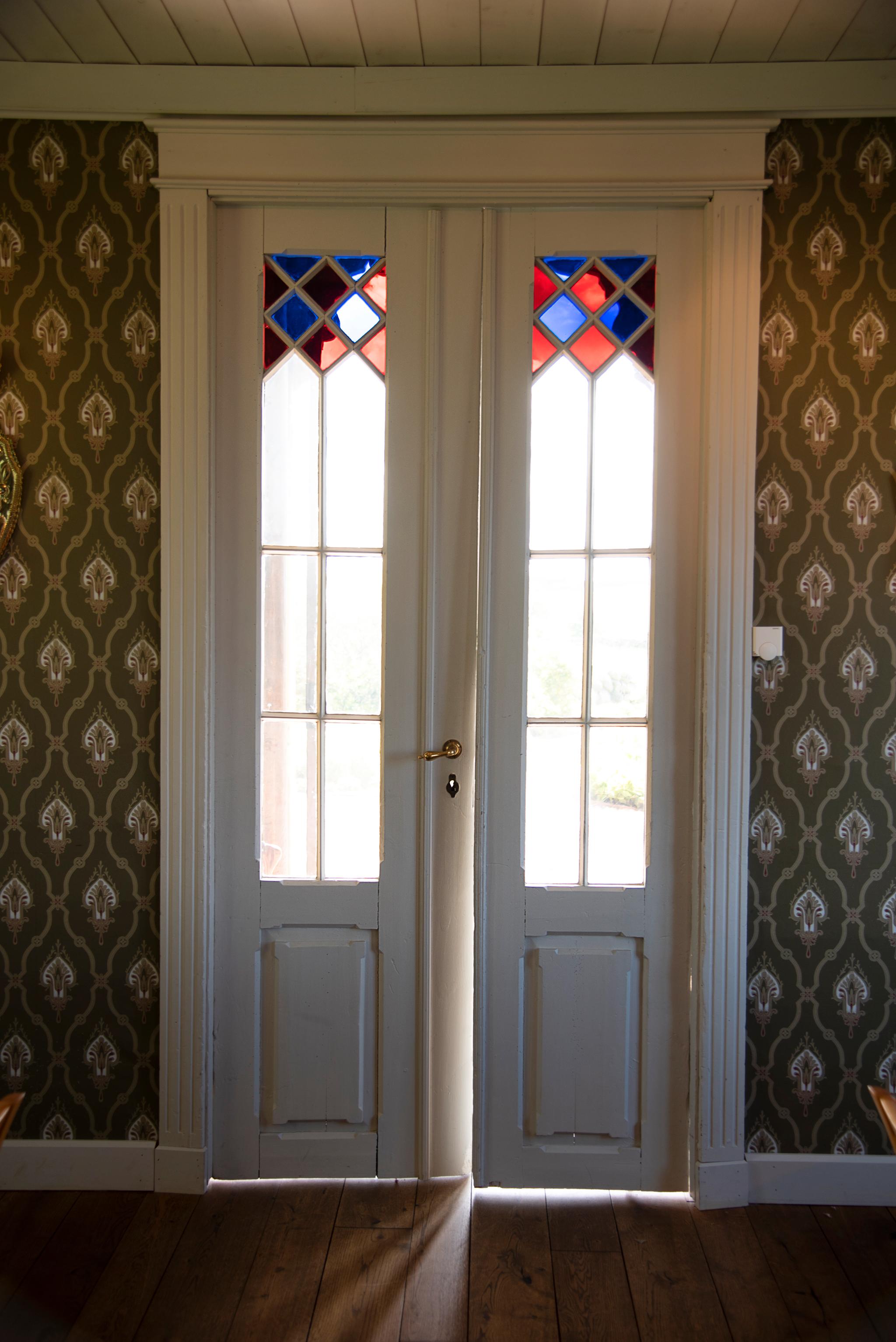 Det var ikke mye av det originale inventaret igjen i lysthuset, men de vakre dørene med farget glass var fortsatt intakt.