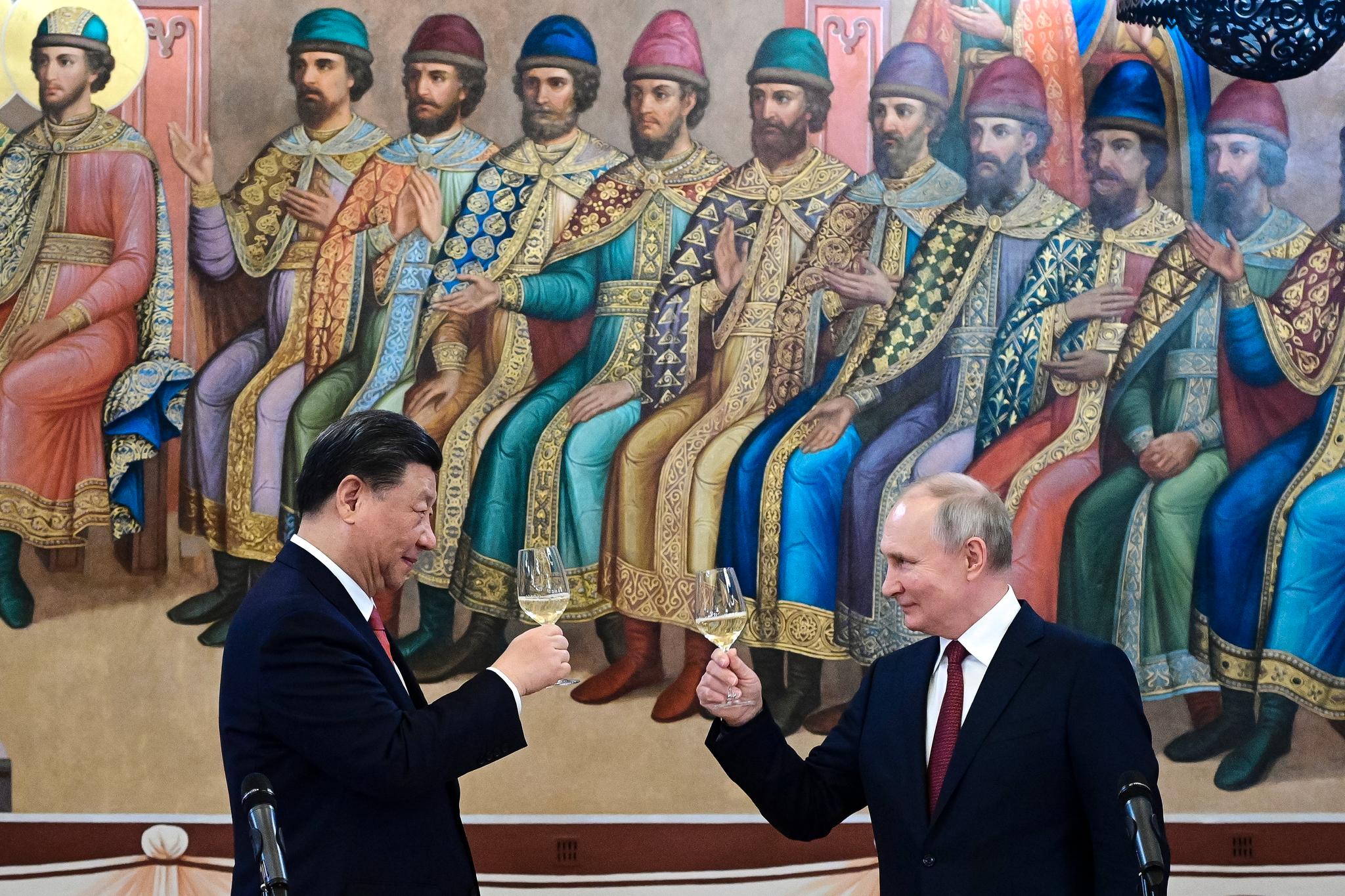 Kinas leder Xi Jinping (t.v.) og Russlands president Vladimir Putin tok en vennskapelig skål da Xi besøkte Moskva i Beijing. Men hvor solid er egentlig vennskapet?