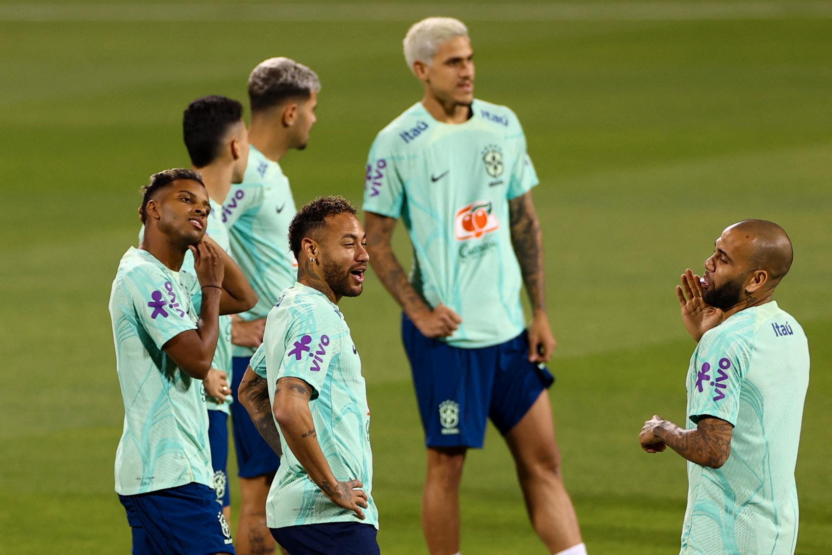 LANDSMENN: Dani Alves (t.h.) på Brasils trening mandag. Her i prat med Neymar (foran). 