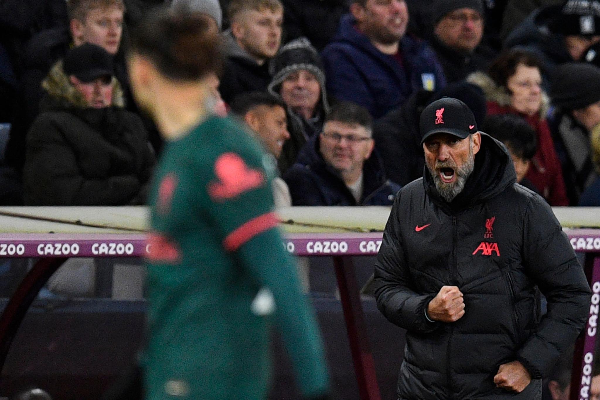 FORNØYD TROSS BOM-BONANZA: Liverpool-manager Jürgen Klopp (t.h.) i kjent stil under oppgjøret mot Aston Villa - der Darwin Núñez (uklar i forgrunnen) brente fire store sjanser.