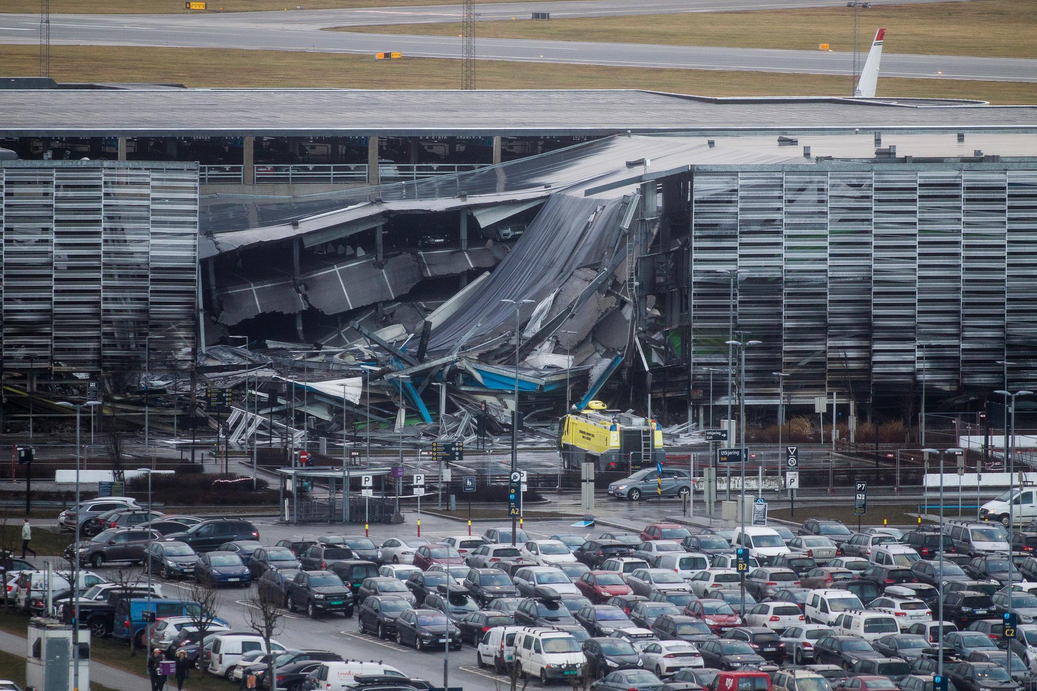 Deler av parkeringshuset raste sammen etter brannen på Stavanger lufthavn Sola tirsdag. To dager senere begynte det å brenne på nytt. 