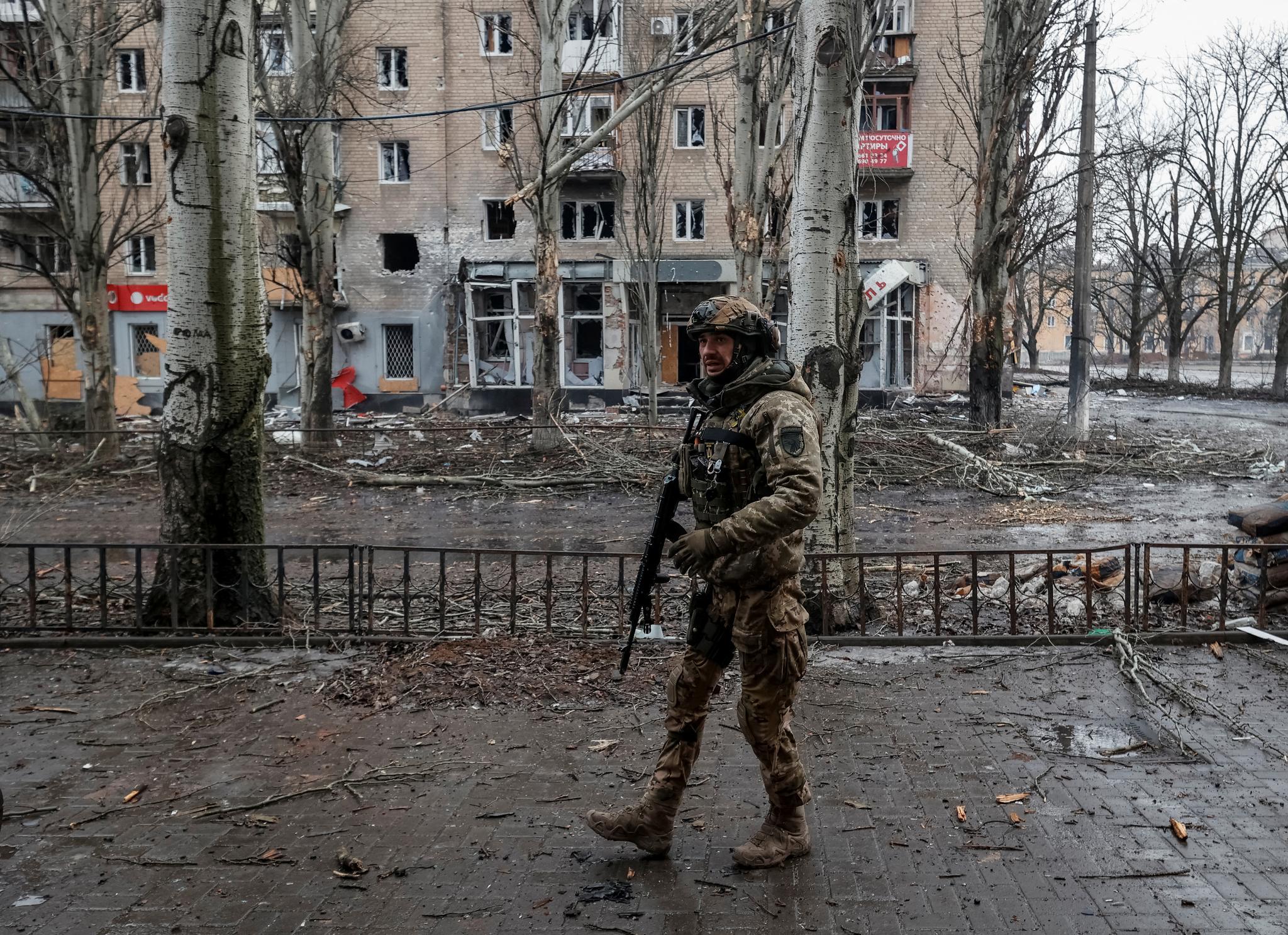 En ukrainsk soldat fotografert i gatene i Bakhmut.