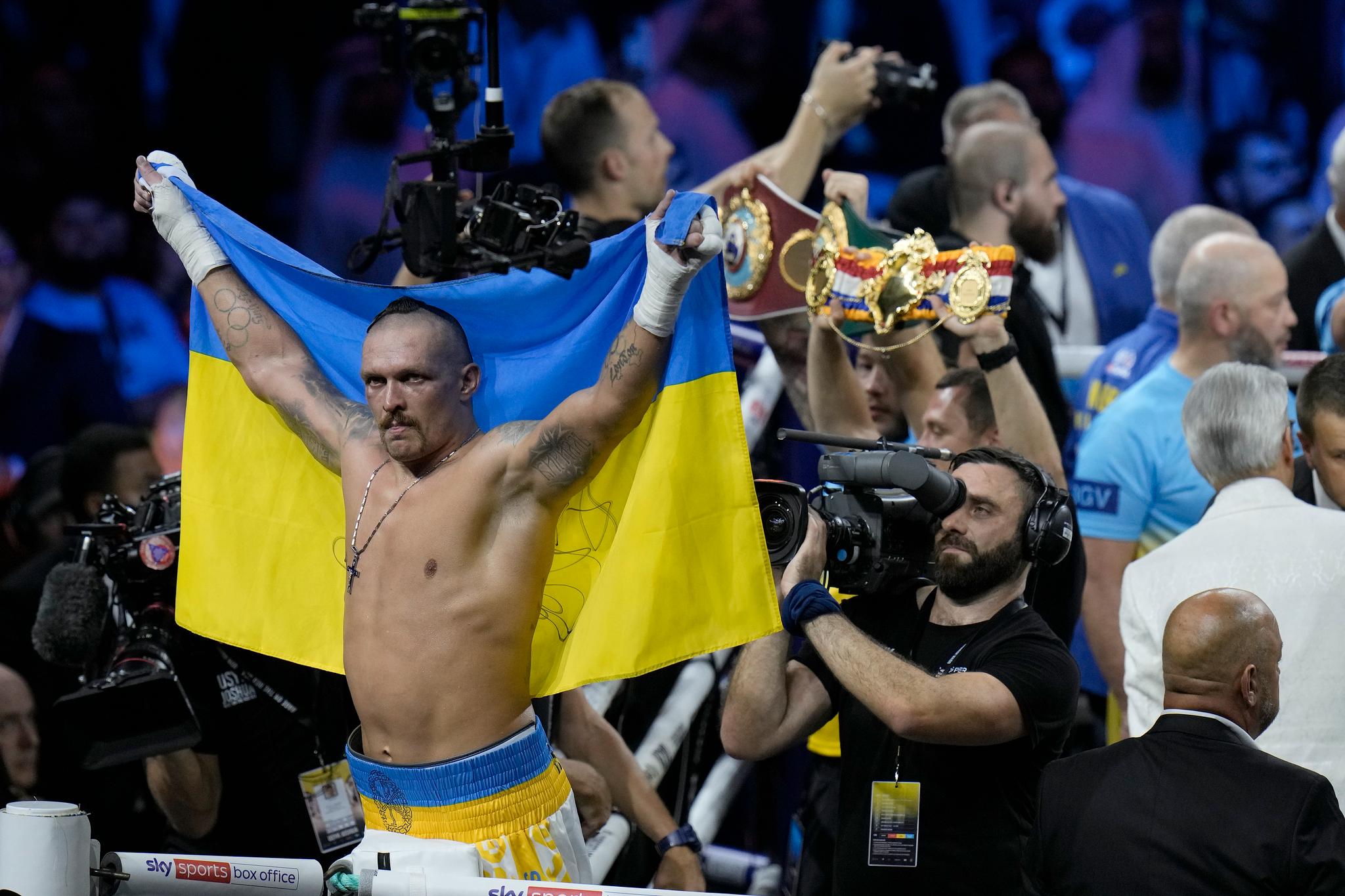 VANT FOR UKRAINA: Oleksandr Usyk feiret med flagget og beltene etter seieren mot Anthony Joshua. 