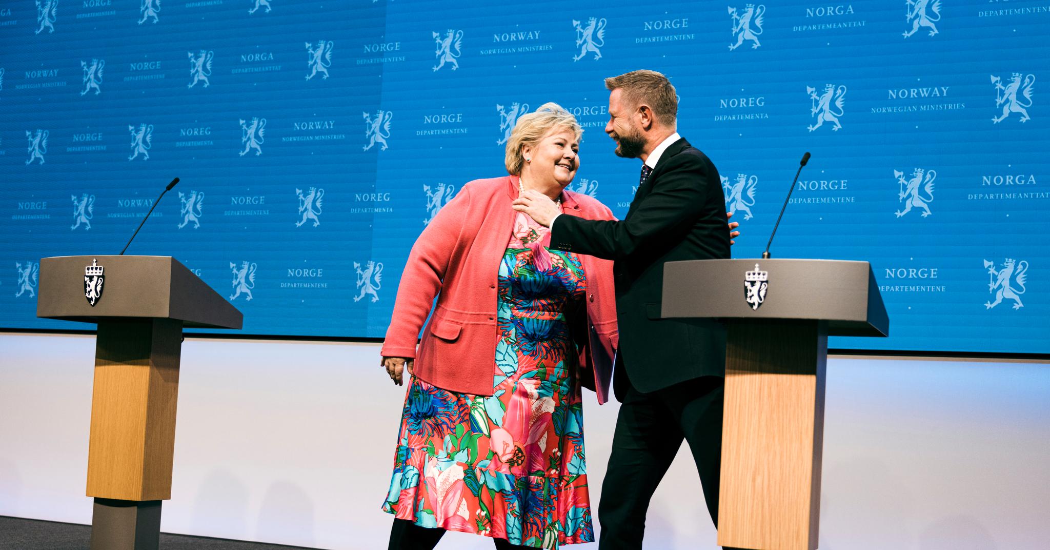 Lørdag 25. september blir en merkedag i pandemien. Statsminister Erna Solberg og helseminister Bent Høie ble bedt om å gi en symbolsk klem. 
