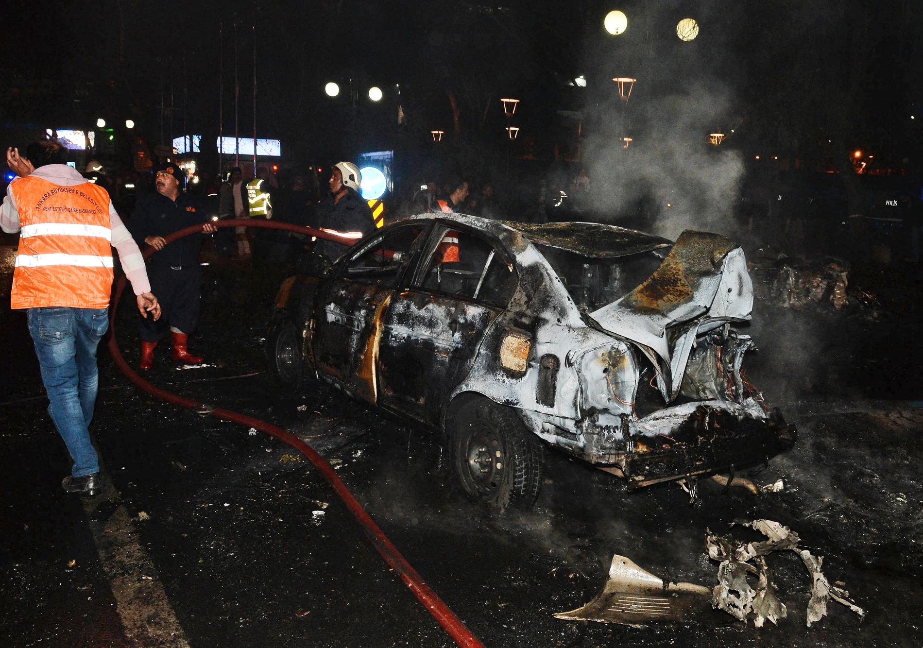 UTBRENT: Nødetater jobber på åstedet der en bil skal ha eksplodert i Ankara.