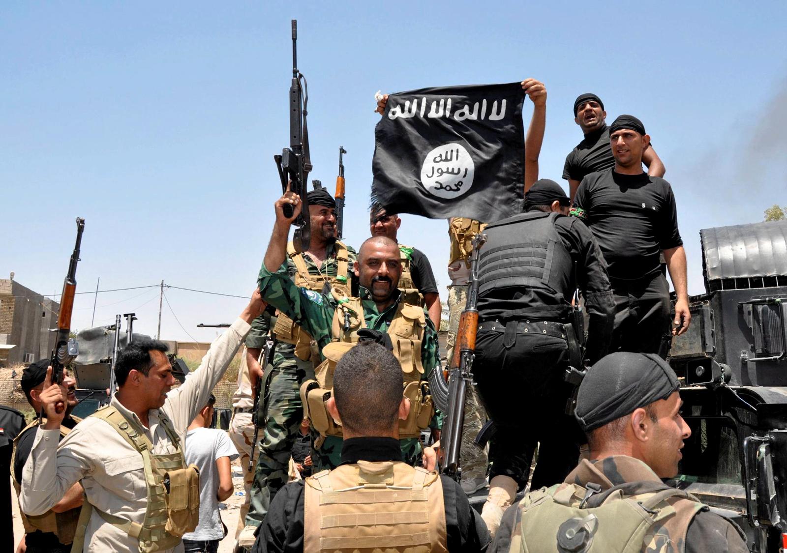 IS-krigere på patrulje i Dalli Abbas i Diyala-provinsen i IRak i slutten av juni.