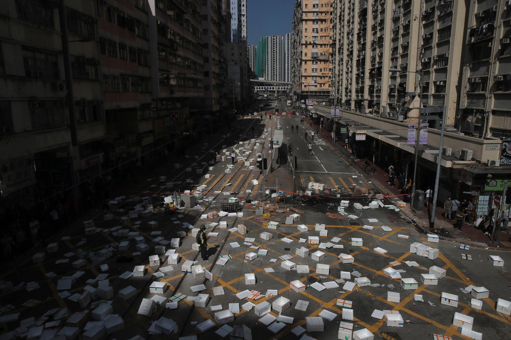 Demonstranter sperret gater og kollektivtrafikk i Hongkong mandag, blant annet ved hjelp av brennende barrikader og isoporkasser. 