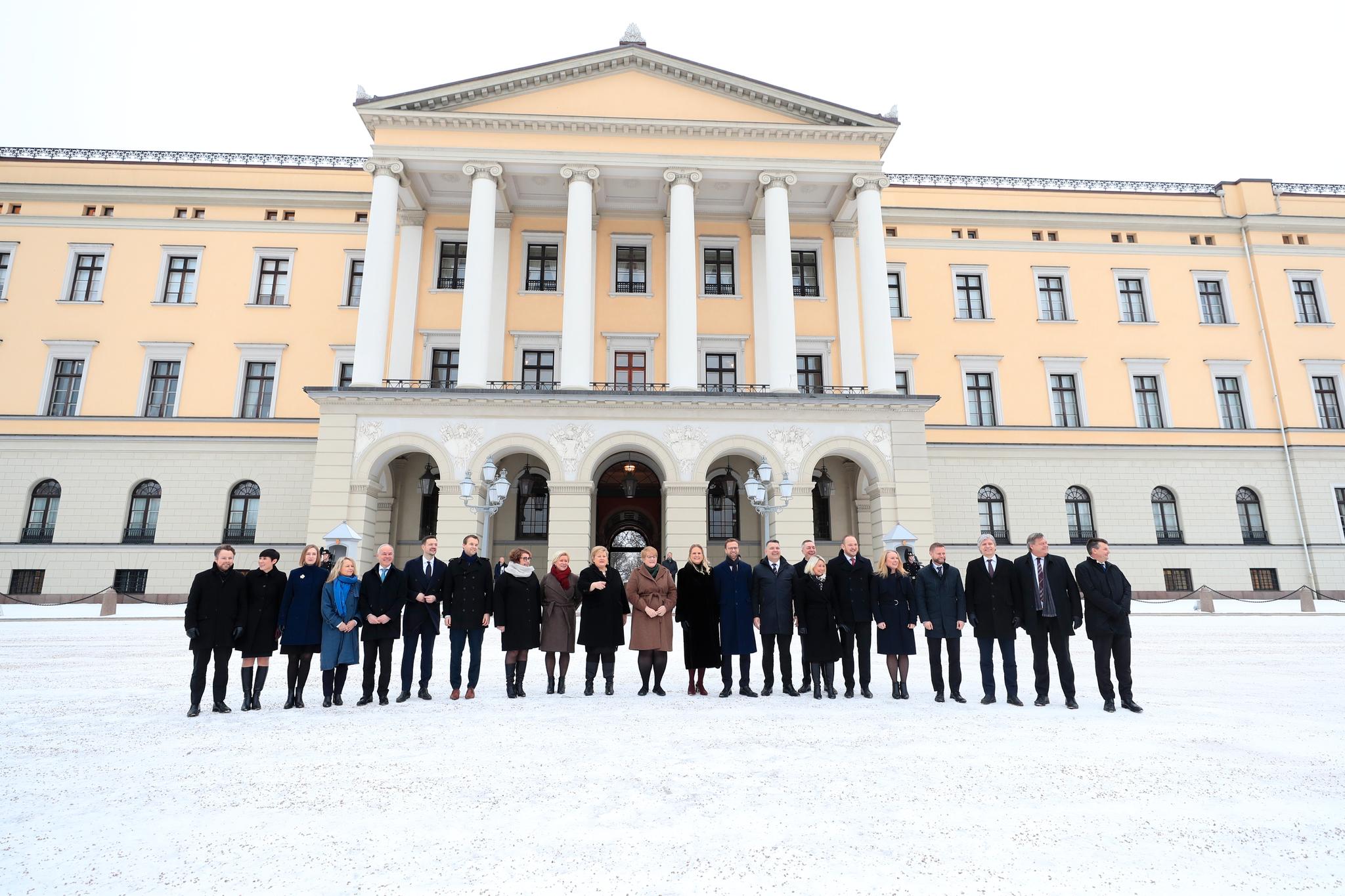 Den utvidede regjeringen ble presentert på Slottsplassen tirsdag formiddag. Med Frp, Høyre, Venstre og KrF i regjering er det hele 22 statsråder.