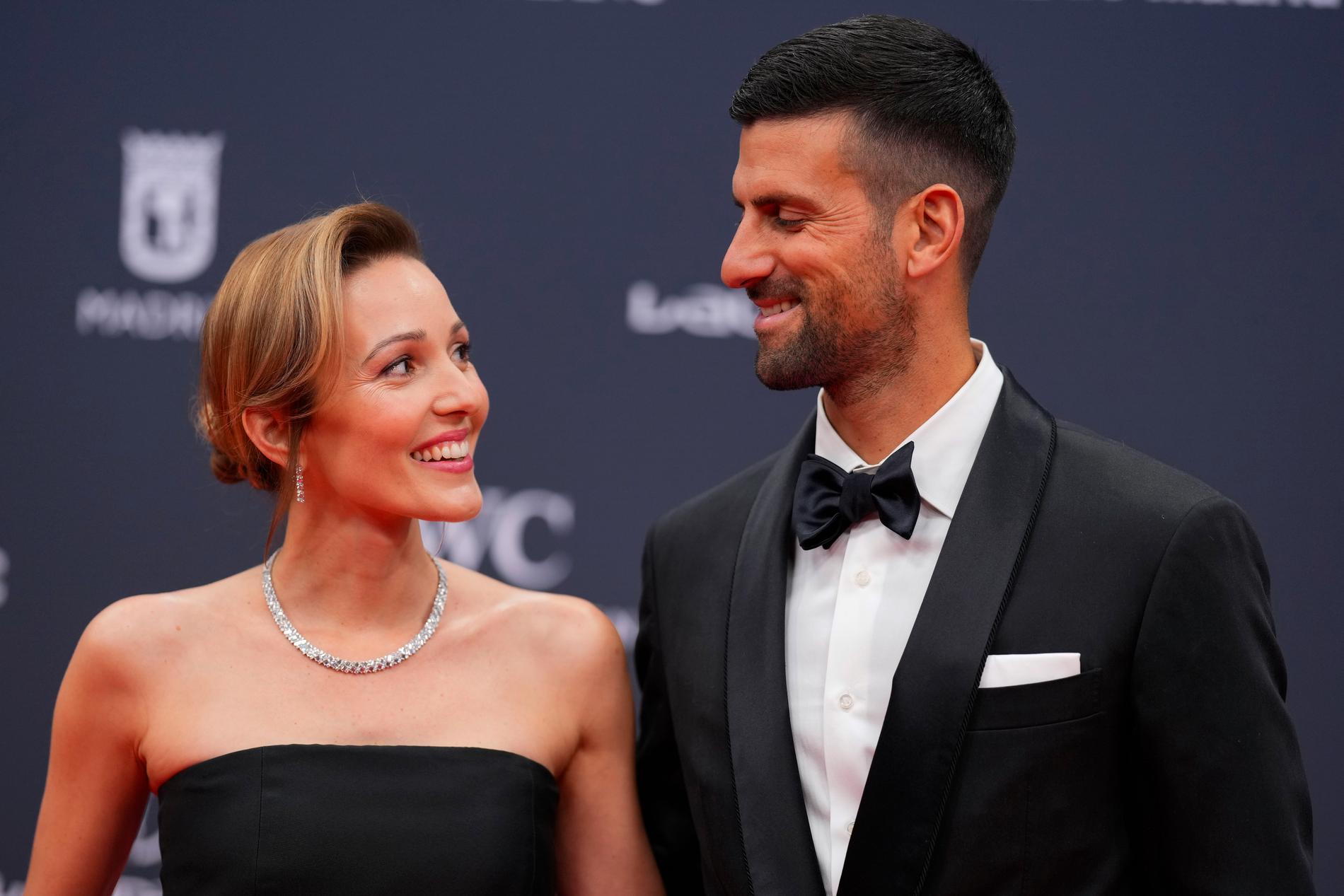 Novak Djokovic hadde med seg kona Jelena på seremonien mandag. 