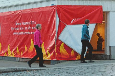 Mange er nysgjerrige på hva som skjer bak det store banneret i Verksgata.