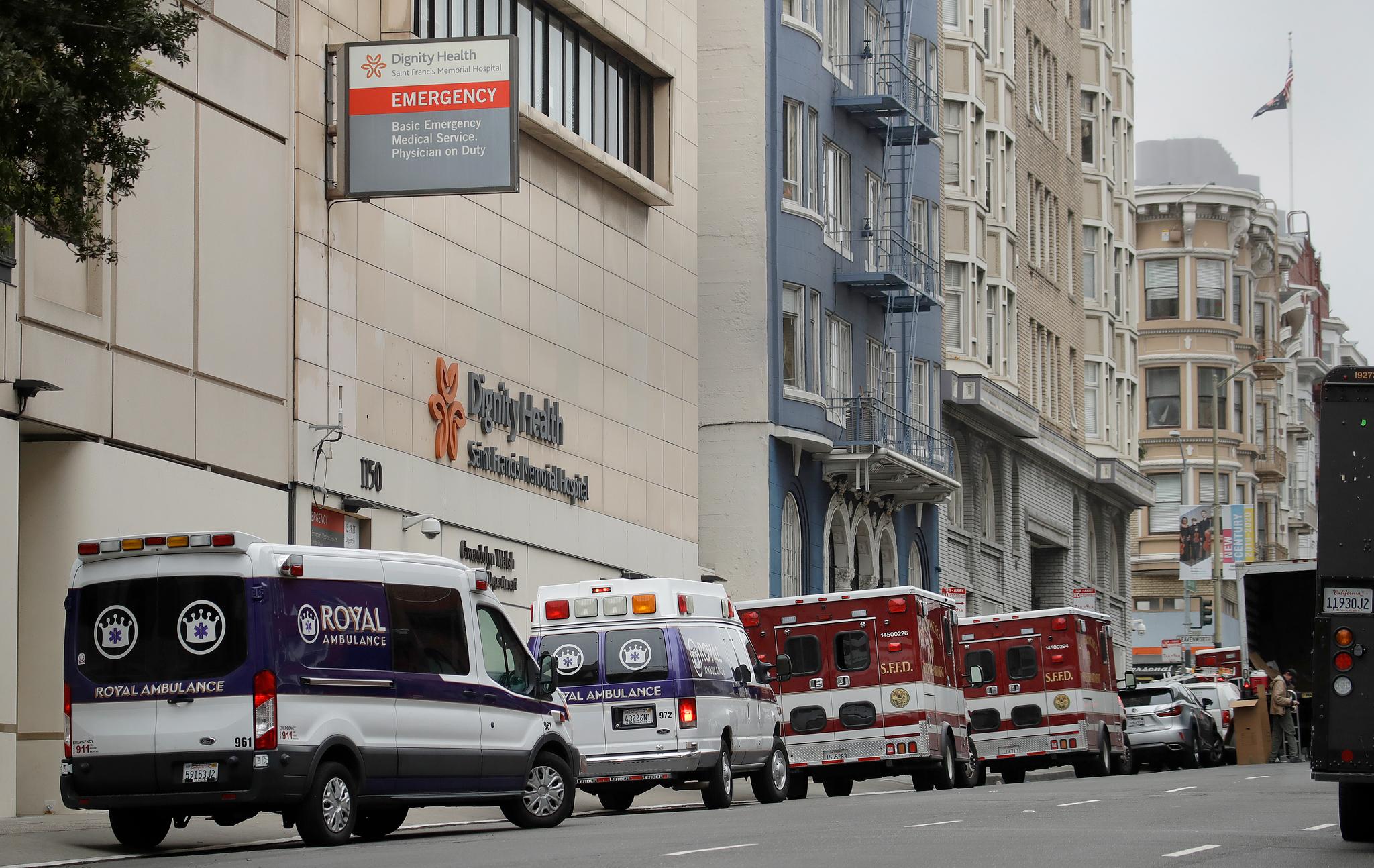 Ambulanser står i kø foran Saint Francis Memorial Hospital i San Francisco. Flere sykehus i staten prøver å forberede seg på muligheten for at de må rasjonere ut ressursene sine. 