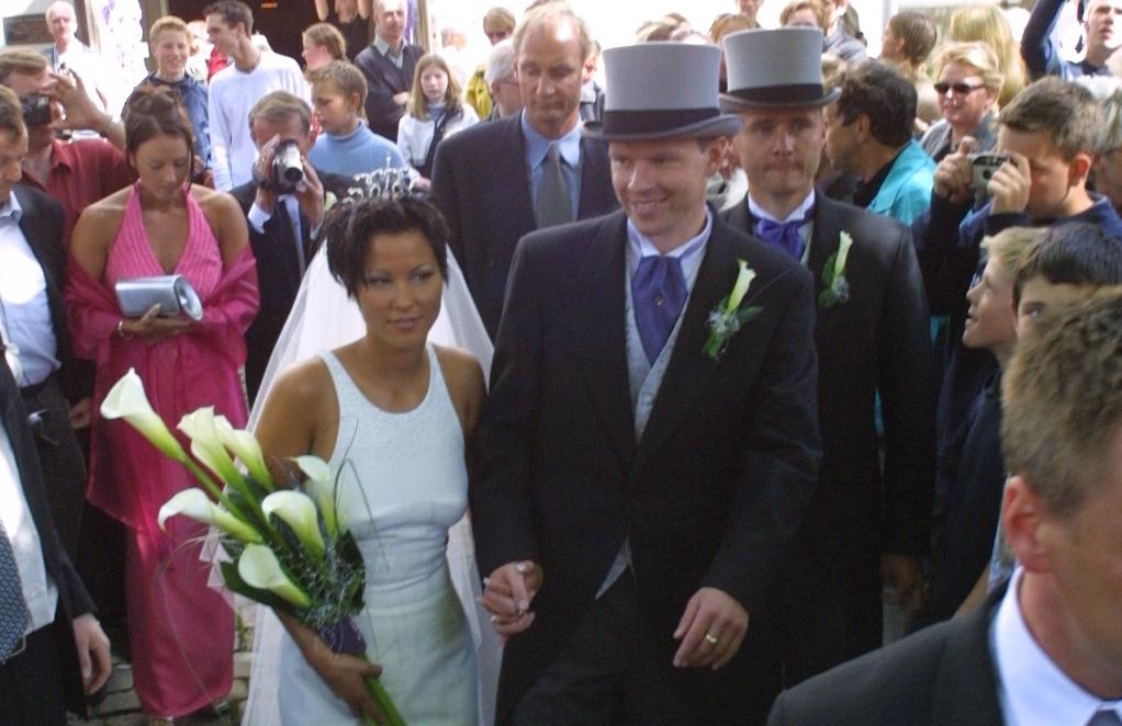 MED KONA: Henning Berg giftet seg sin Line i Fredrikstad i 2001. Nå får paret mer tid sammen.