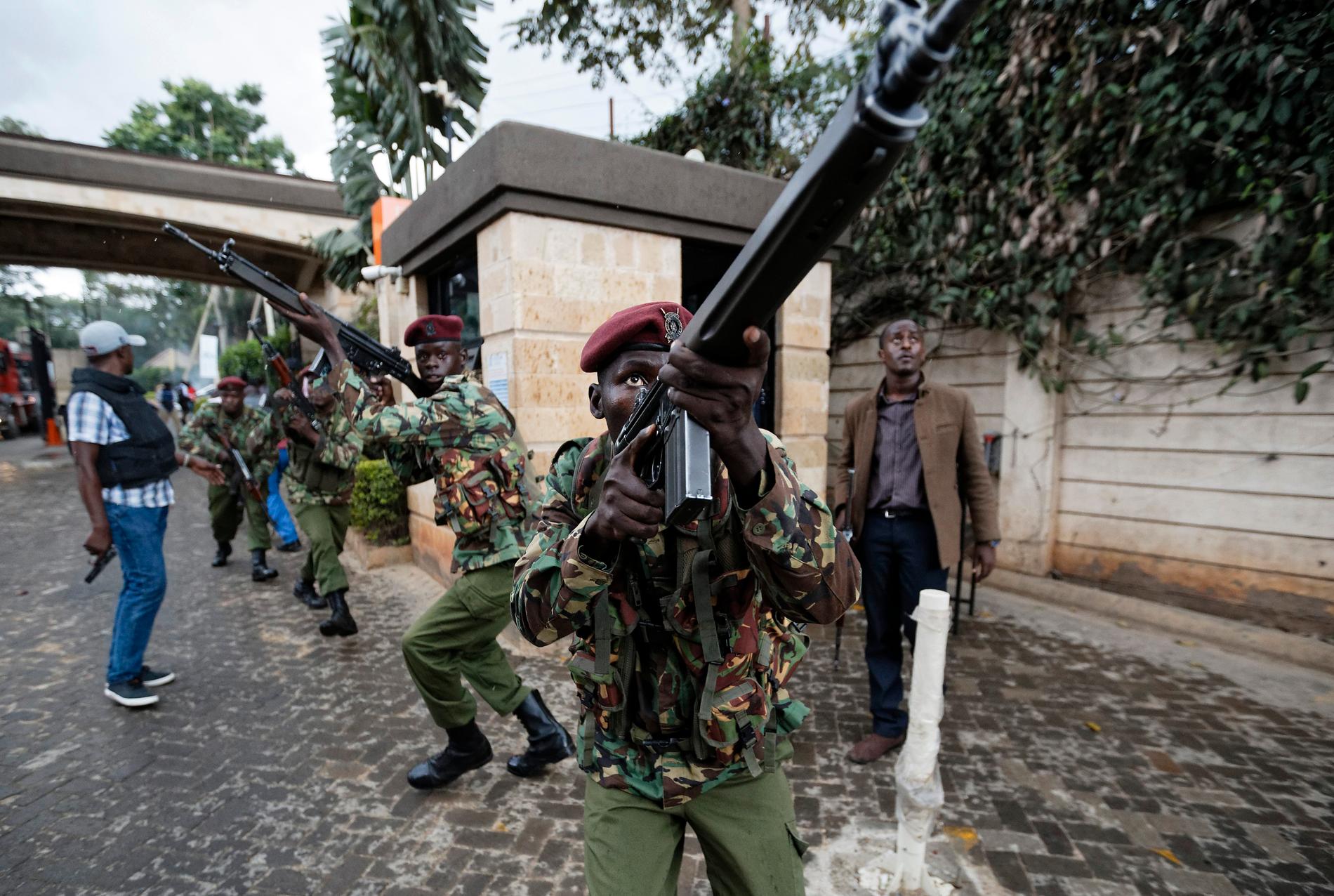 PÅ PLASS: Kenyanske sikkerhetsstyrker ved åstedet etter et angrep mot et hotell i Nairobi. 